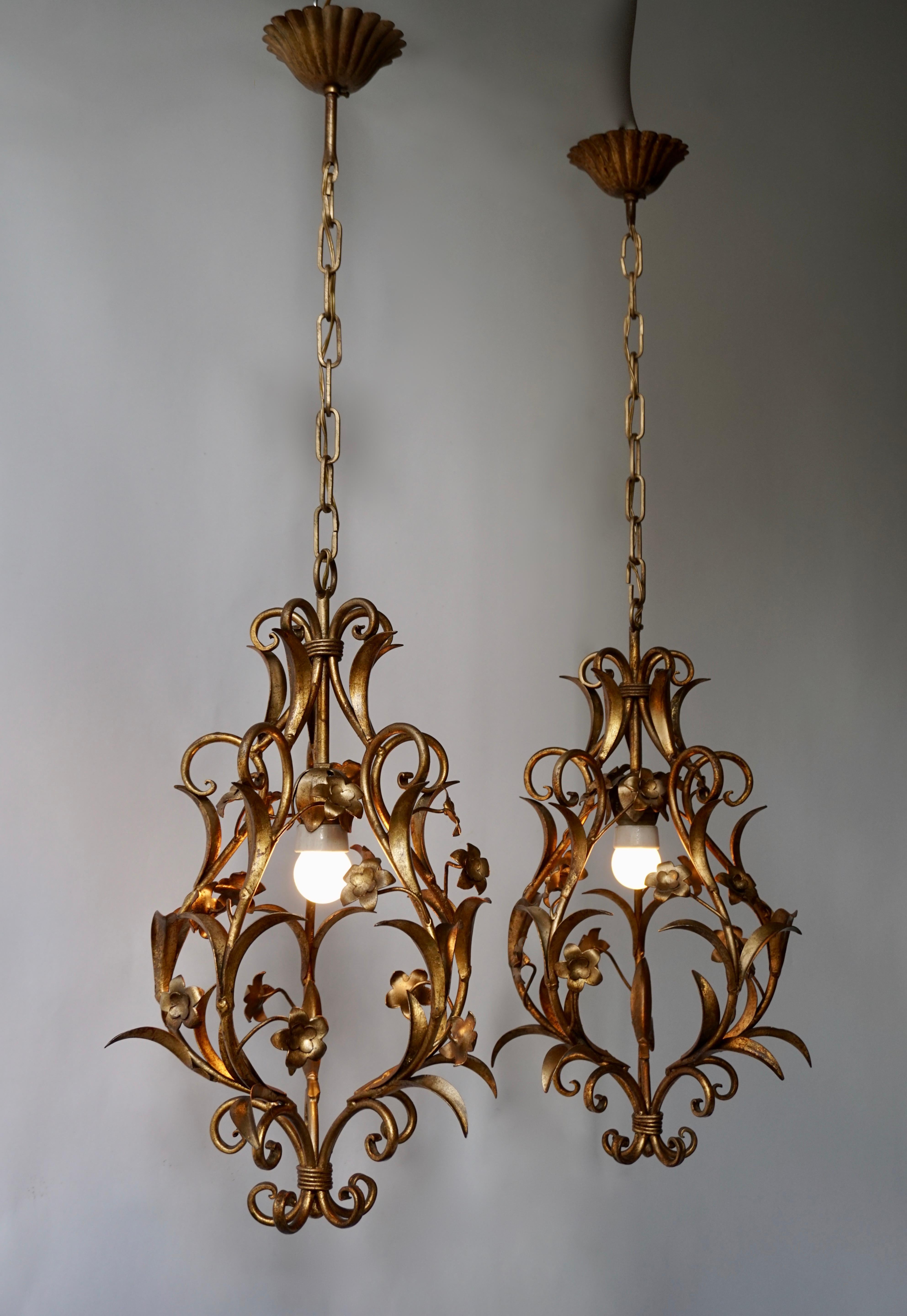 Hollywood Regency Set of Two Italian, 1950s Gilt-Tole Foliate Chandeliers For Sale