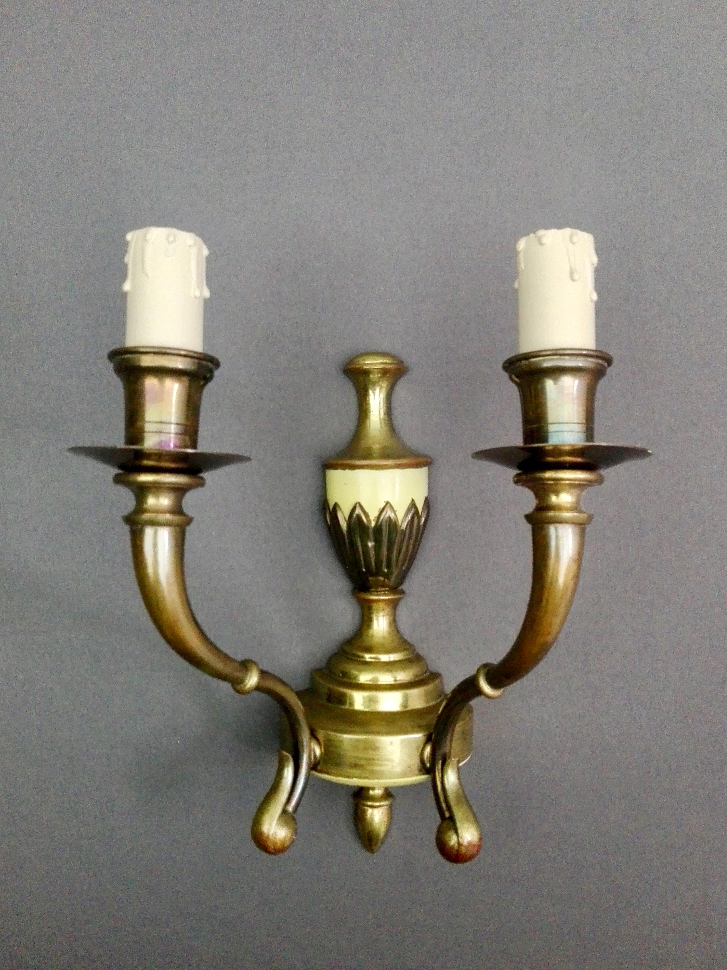 Mid-Century Modern Appliques à deux lumières en laiton massif italien des années 1950. Ensemble de deux. en vente