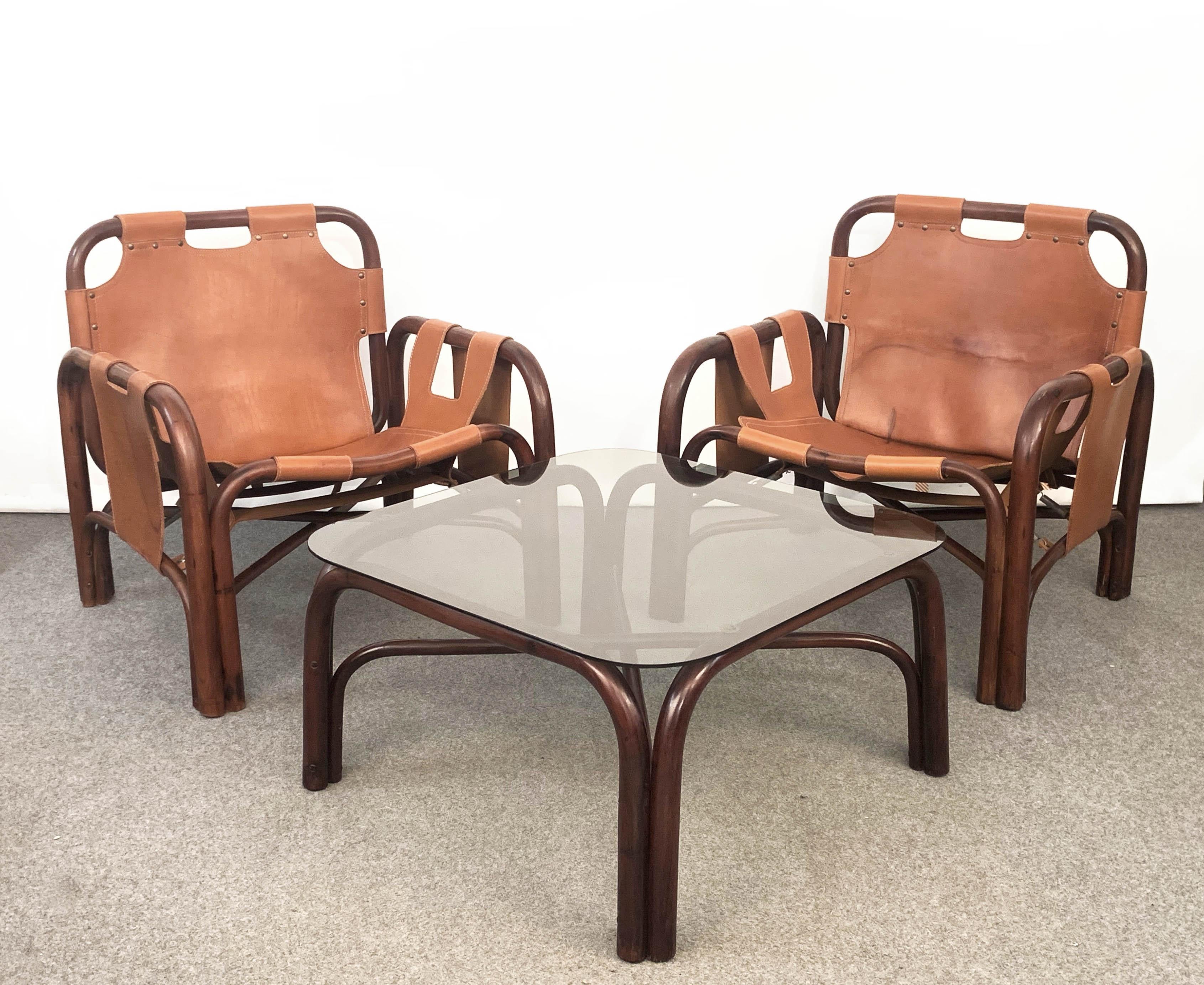 By Tito Agnoli for Bonacina, Italy, 1960. Set of two armchairs and coffee table, bamboo, leather. Bamboo table with smoked glass. In good condition.
The leather has been replaced and is exactly the same as the original.