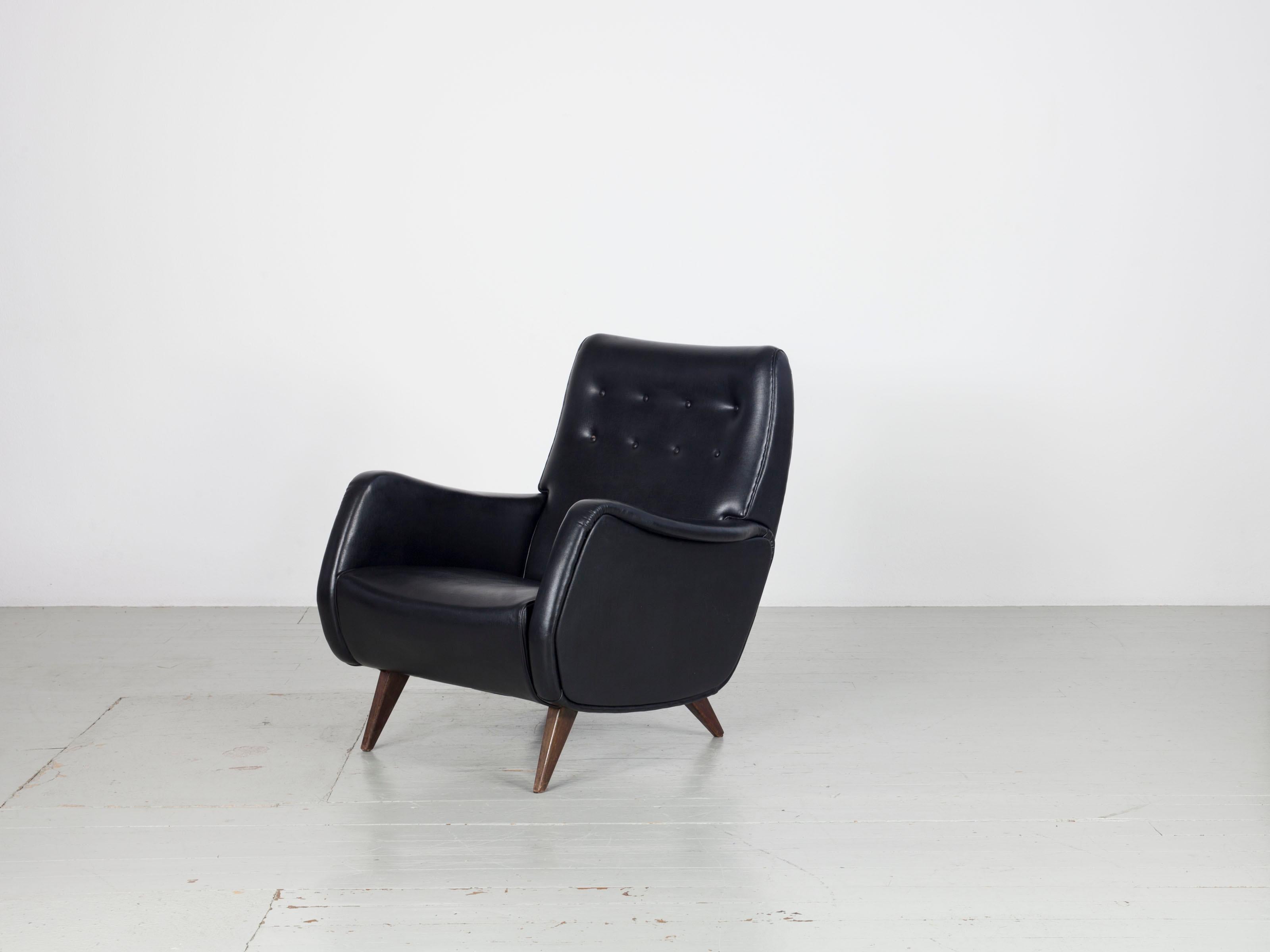 Ensemble de deux fauteuils italiens en similicuir noir d'origine, années 1950 en vente 4