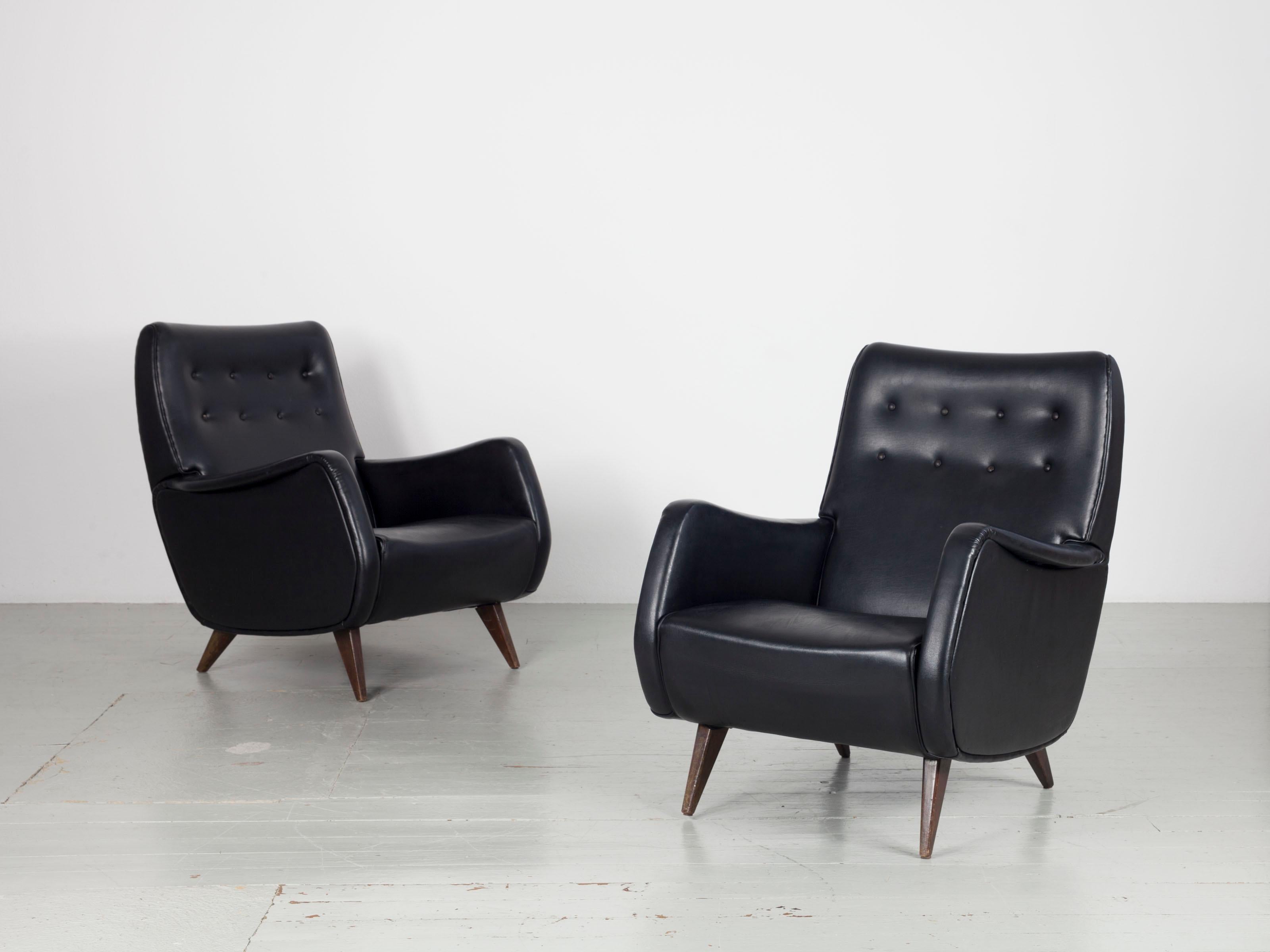 Ensemble de deux fauteuils italiens en similicuir noir d'origine, années 1950 en vente 5