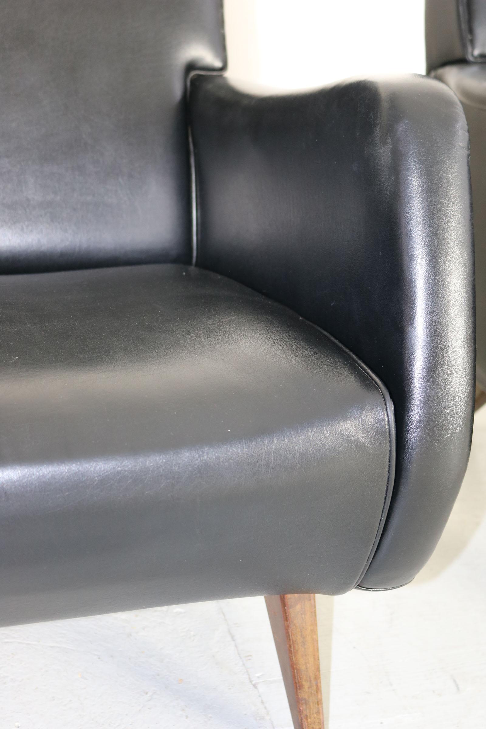 Ensemble de deux fauteuils italiens en similicuir noir d'origine, années 1950 en vente 9