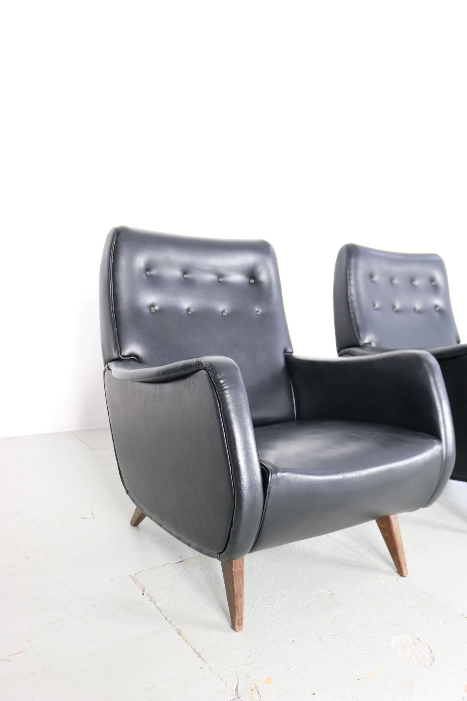 Ensemble de deux fauteuils italiens en similicuir noir d'origine, années 1950 en vente 11