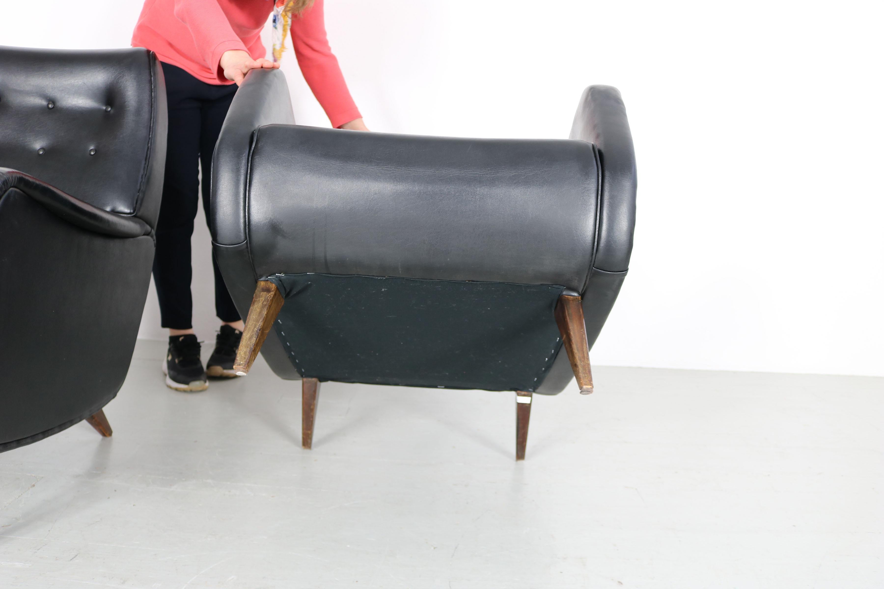 Ensemble de deux fauteuils italiens en similicuir noir d'origine, années 1950 en vente 13