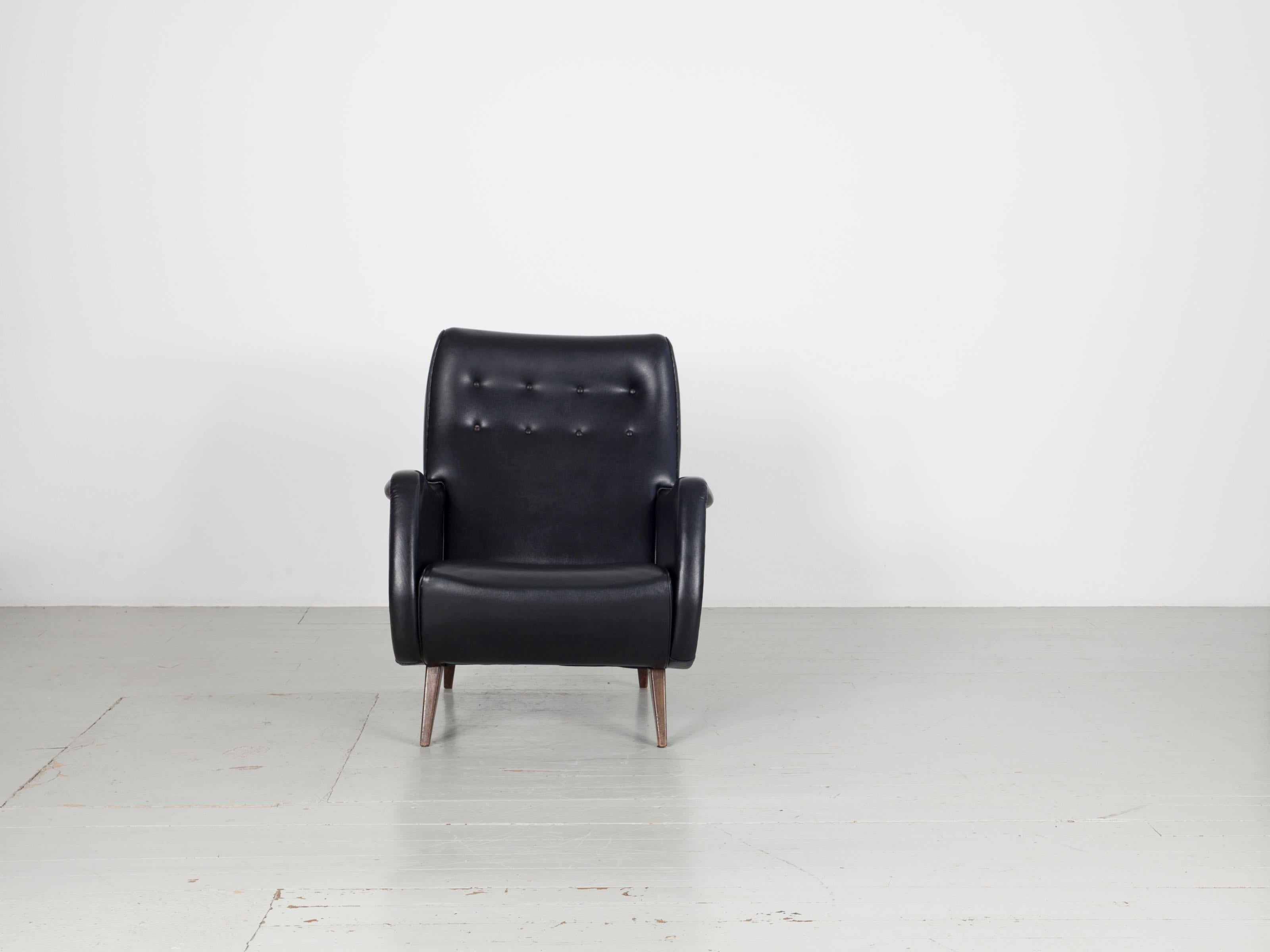 Mid-Century Modern Ensemble de deux fauteuils italiens en similicuir noir d'origine, années 1950 en vente