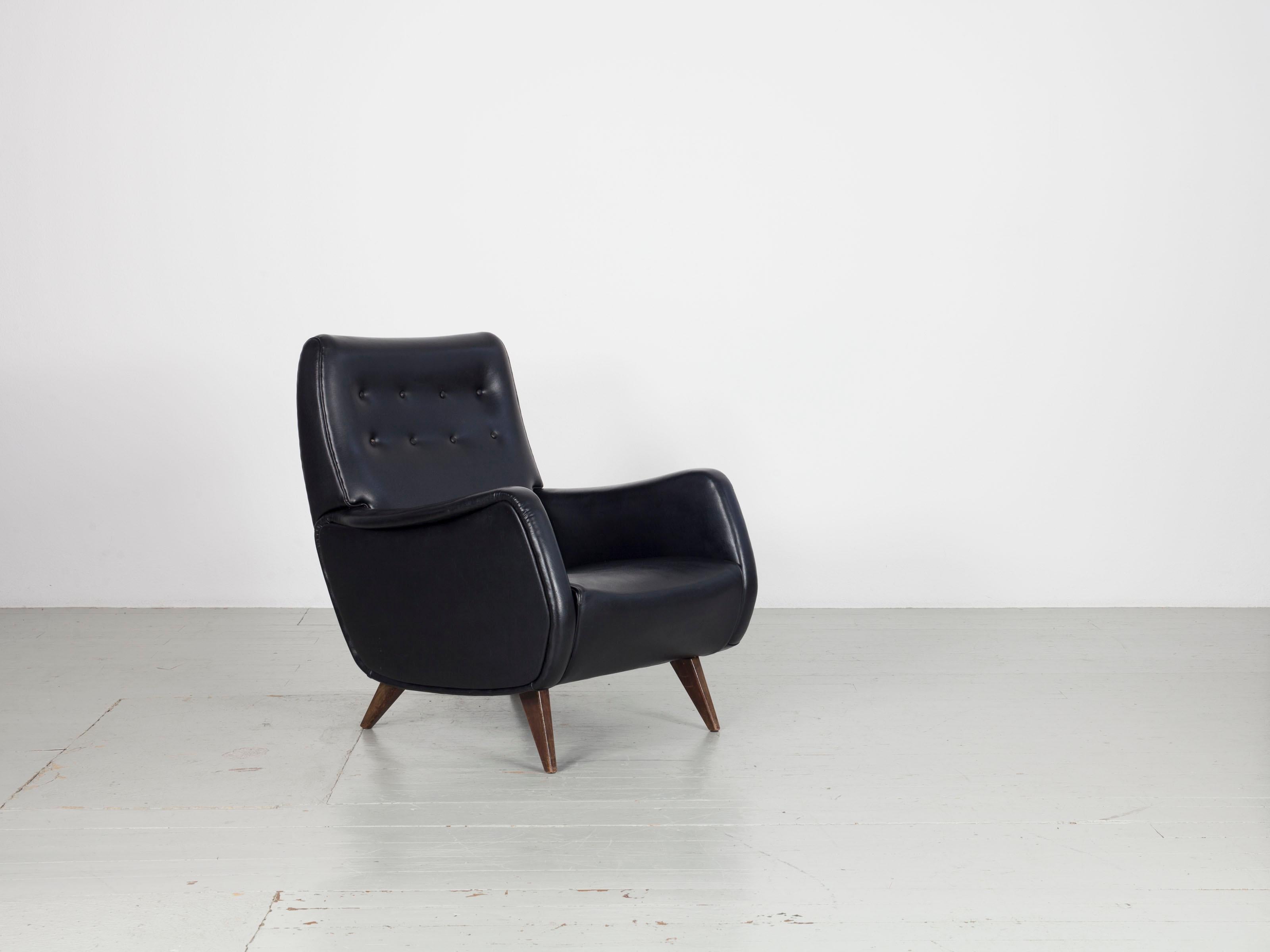 Ensemble de deux fauteuils italiens en similicuir noir d'origine, années 1950 Abîmé - En vente à Wolfurt, AT