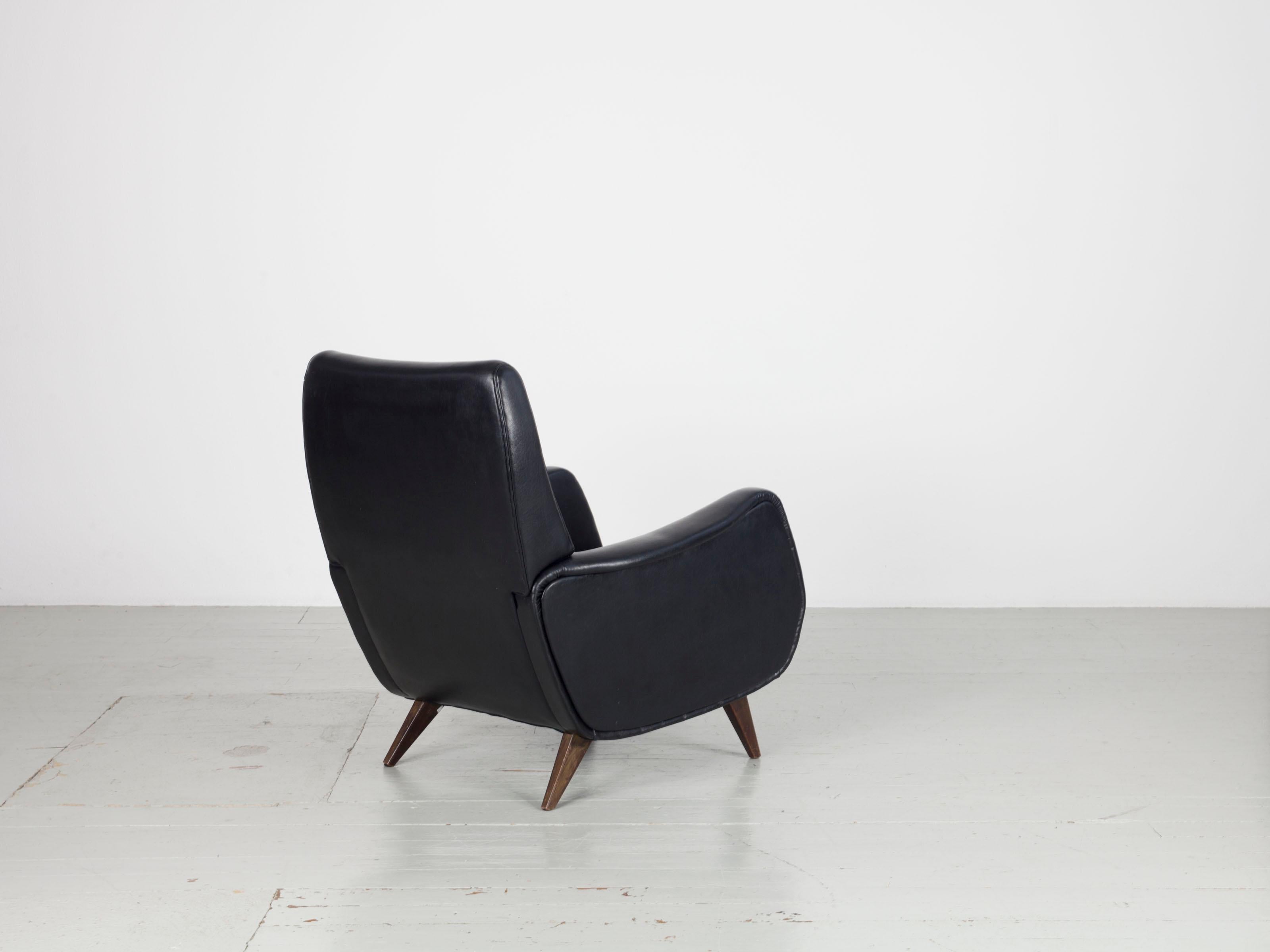 Imitation cuir Ensemble de deux fauteuils italiens en similicuir noir d'origine, années 1950 en vente