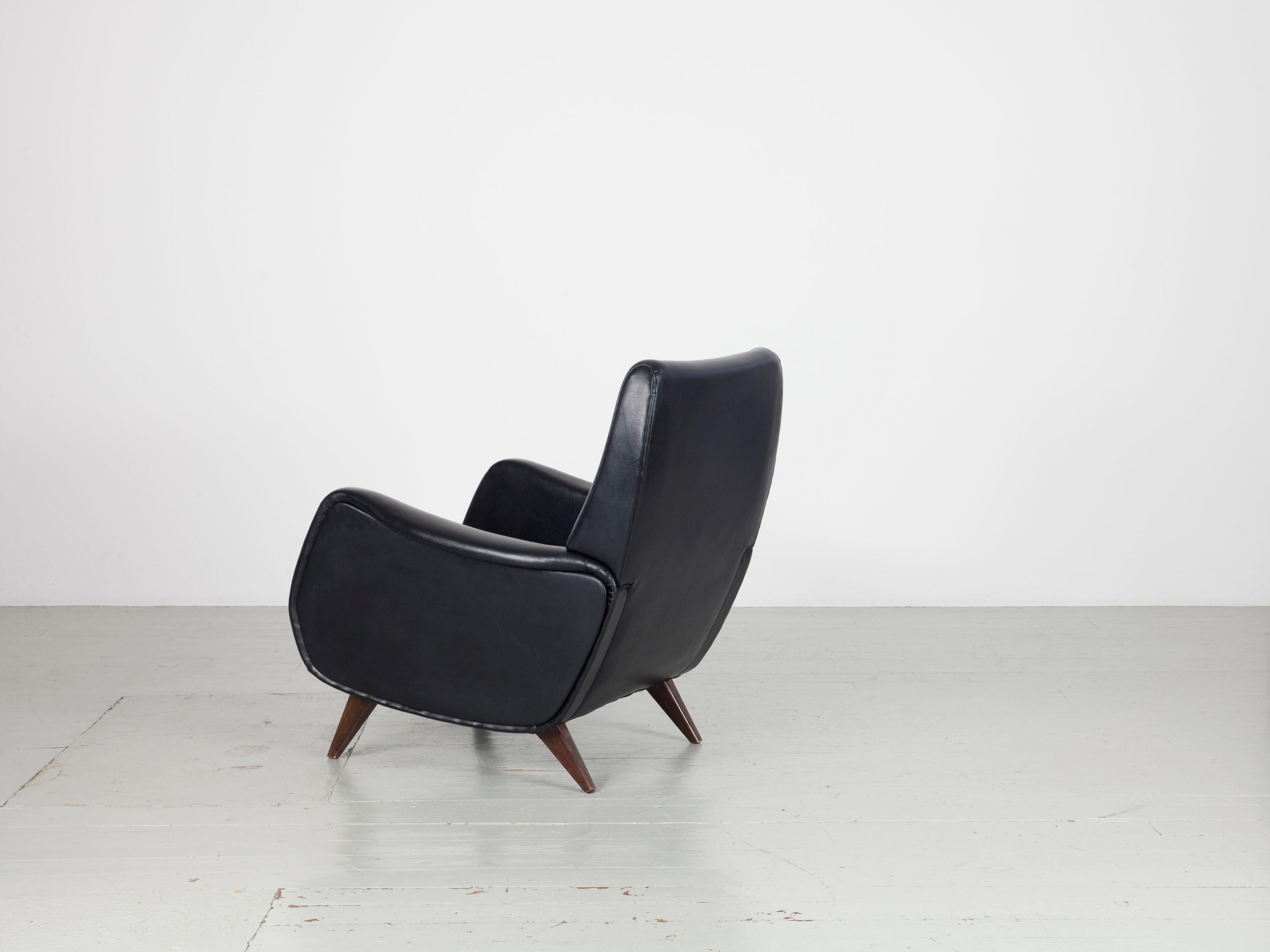 Ensemble de deux fauteuils italiens en similicuir noir d'origine, années 1950 en vente 2