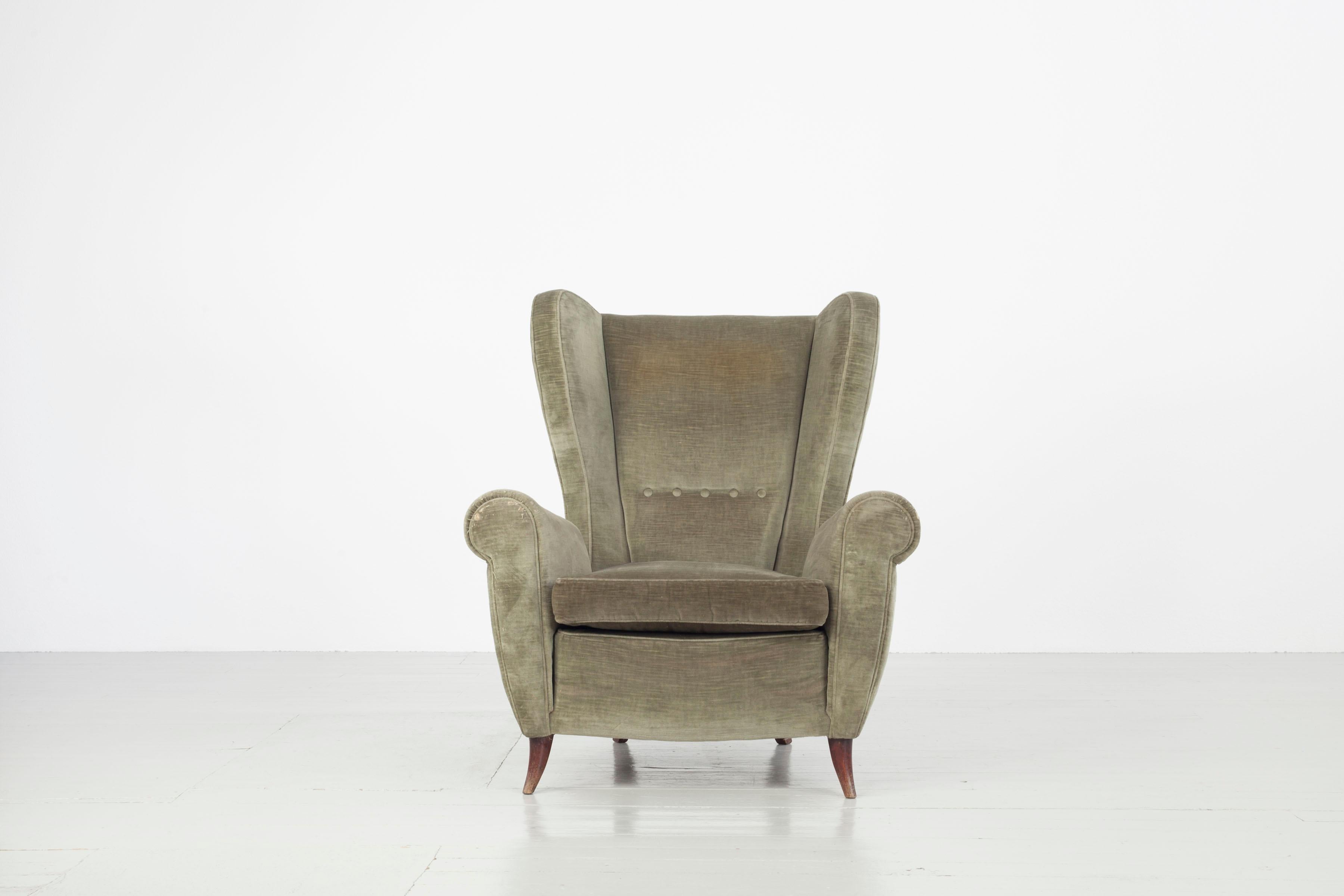 Satz von zwei Stühlen, Italien, 1950er Jahre. Die Stühle sind noch mit ihrem ursprünglichen Samtbezug versehen. Der Blick von der Seite erlaubt es, die Details des Designs und die eleganten Kurven der Verarbeitung wahrzunehmen. Diese Stühle können