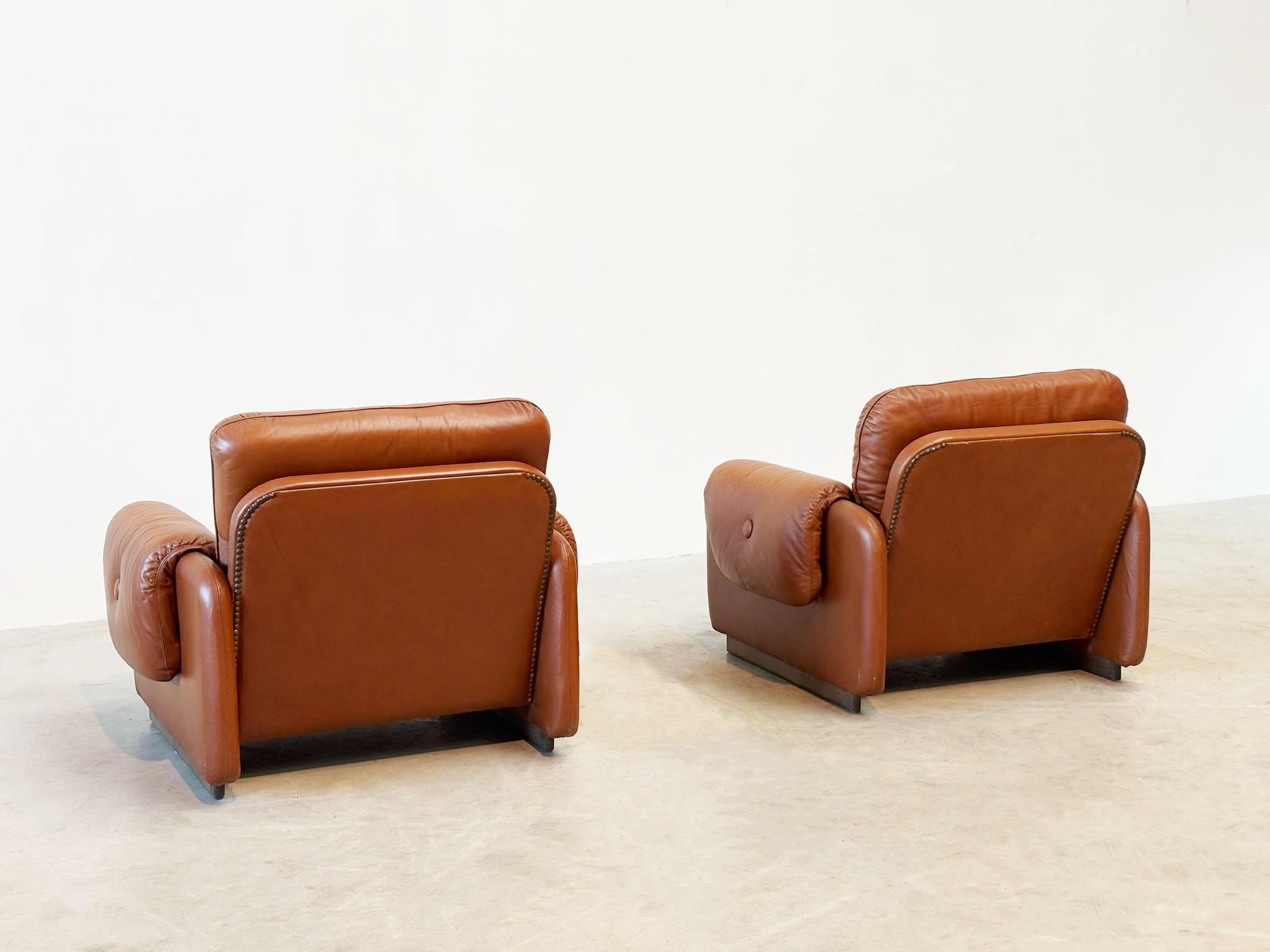 Set aus zwei italienischen cognacfarbenen Leder-Loungesesseln (Italienisch) im Angebot
