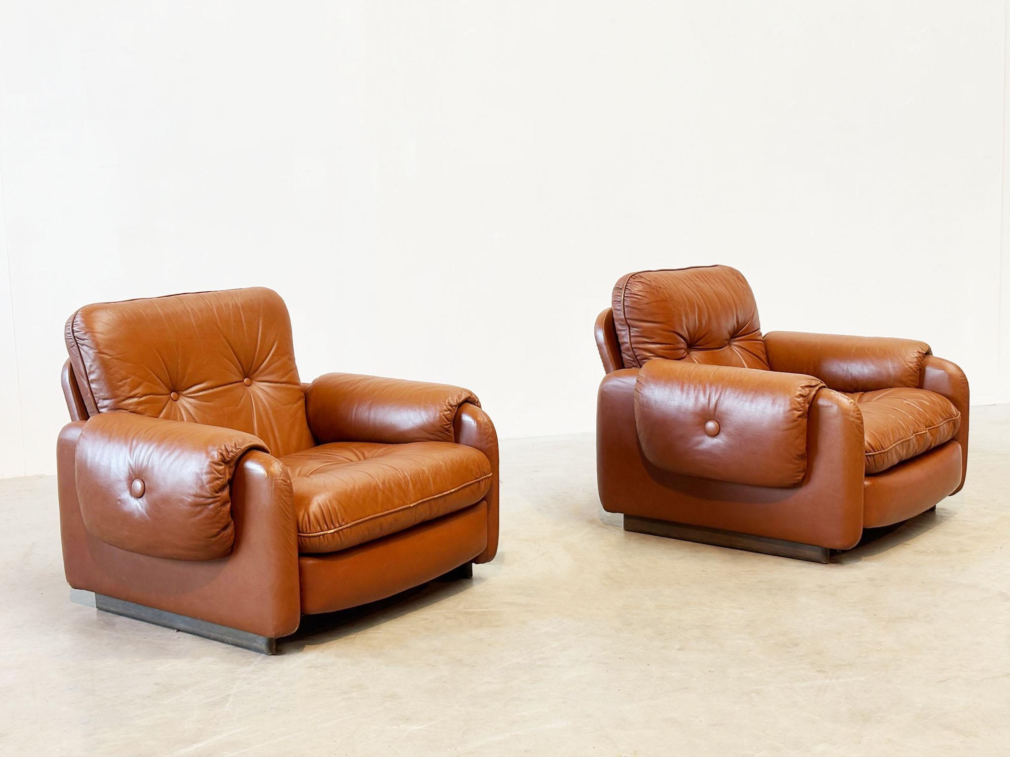 Set aus zwei italienischen cognacfarbenen Leder-Loungesesseln im Zustand „Gut“ im Angebot in Nijlen, VAN