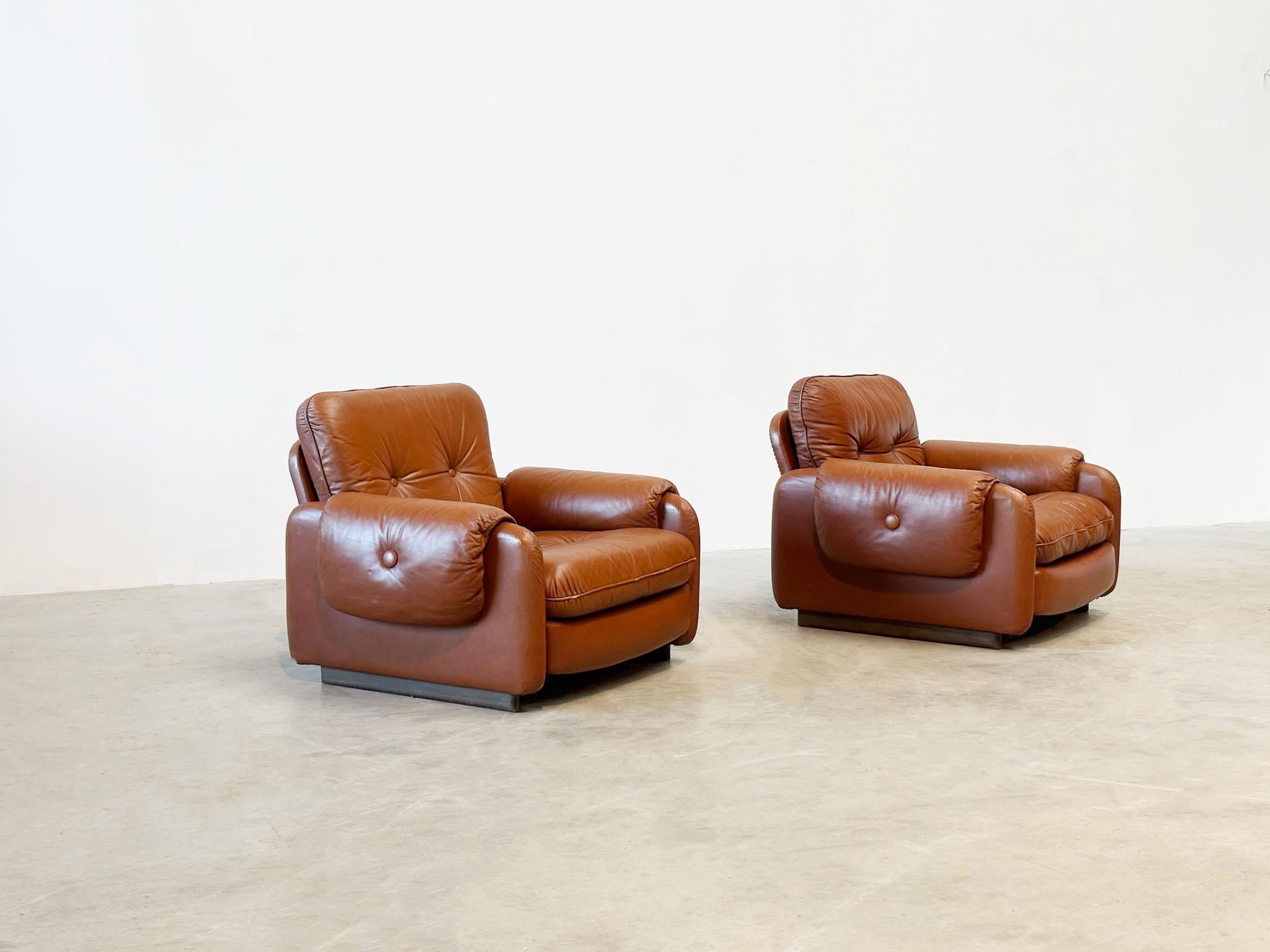 Set aus zwei italienischen cognacfarbenen Leder-Loungesesseln (Ende des 20. Jahrhunderts) im Angebot