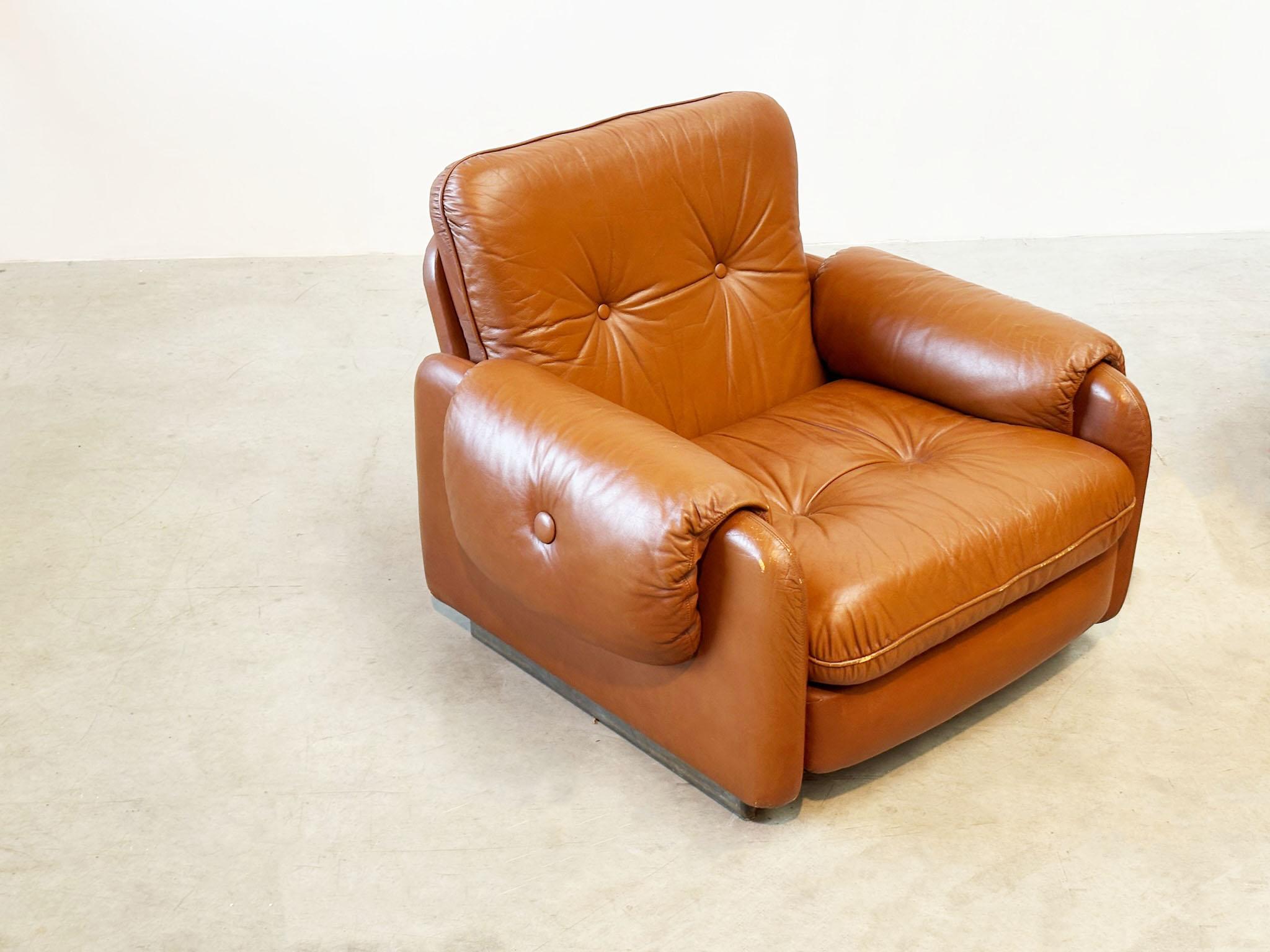 Set aus zwei italienischen cognacfarbenen Leder-Loungesesseln im Angebot 1