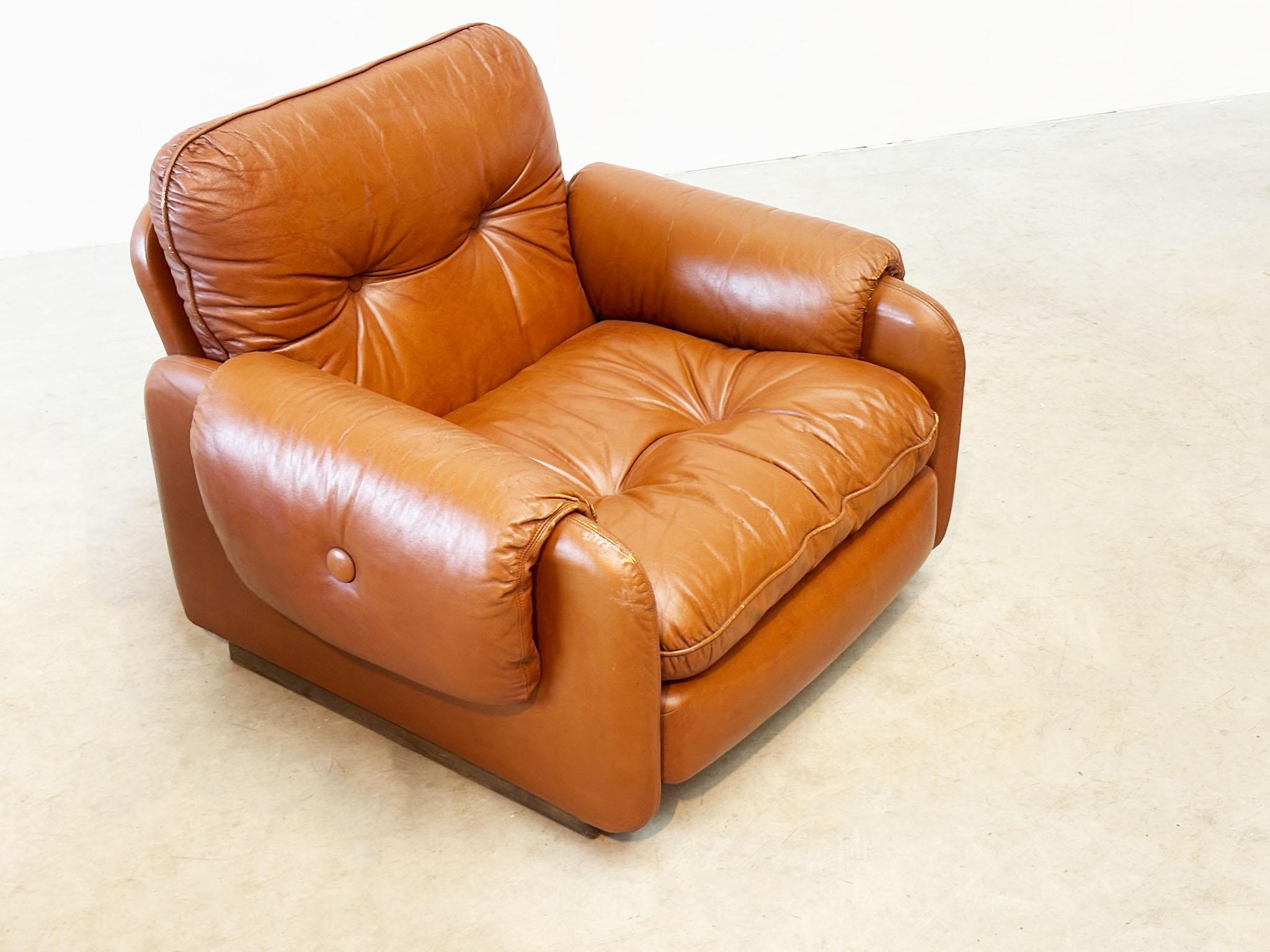 Set aus zwei italienischen cognacfarbenen Leder-Loungesesseln im Angebot 2