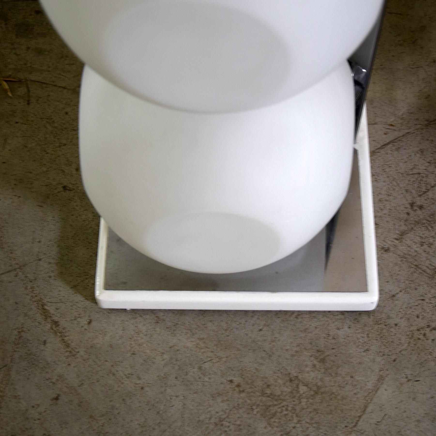 Ensemble de deux lampadaires italiens space age par Luci mod. 440 en vente 6