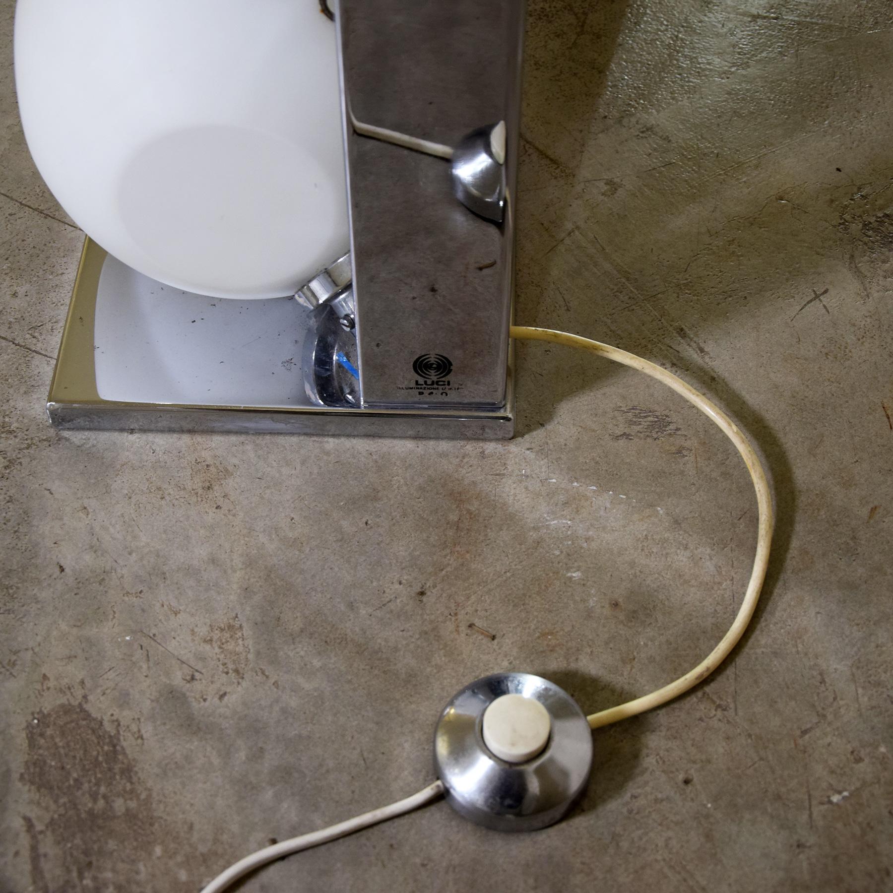 Ensemble de deux lampadaires italiens space age par Luci mod. 440 en vente 7