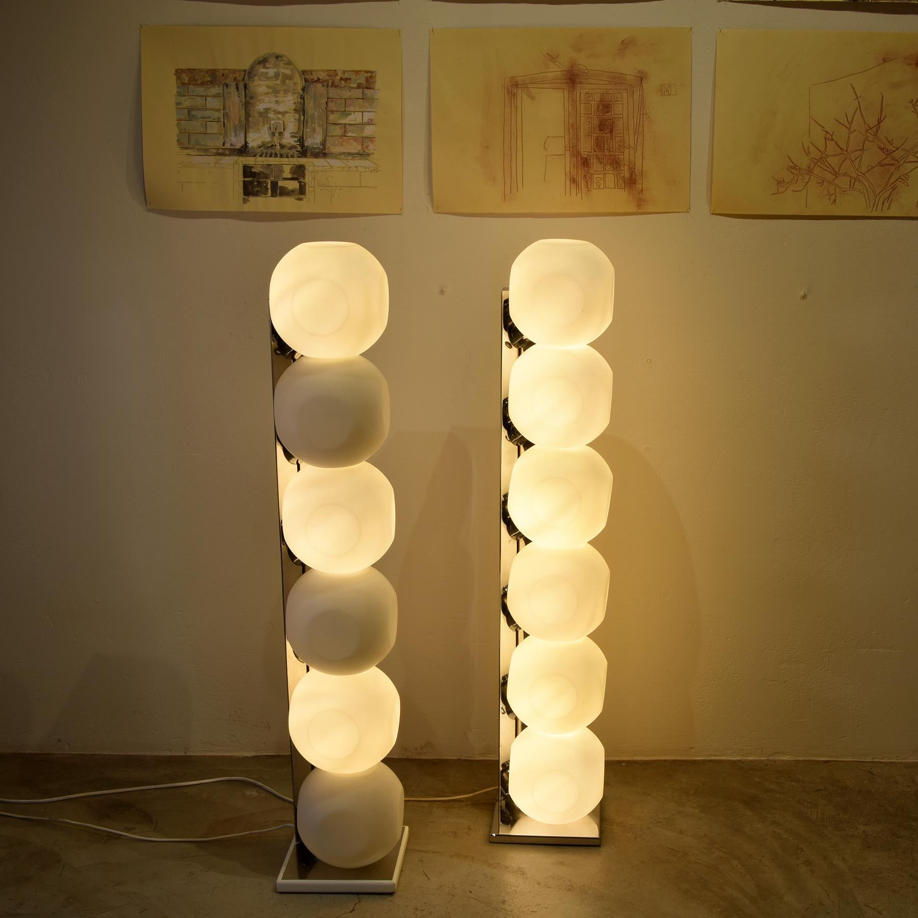 Paire de lampadaires space age mod 440 première et deuxième production Luci Milano éclairage d'intérieur fin des années 1960.

Lorsque vous achetez des produits de design vintage sur notre site web, le coût comprend un emballage sécurisé et soigné.