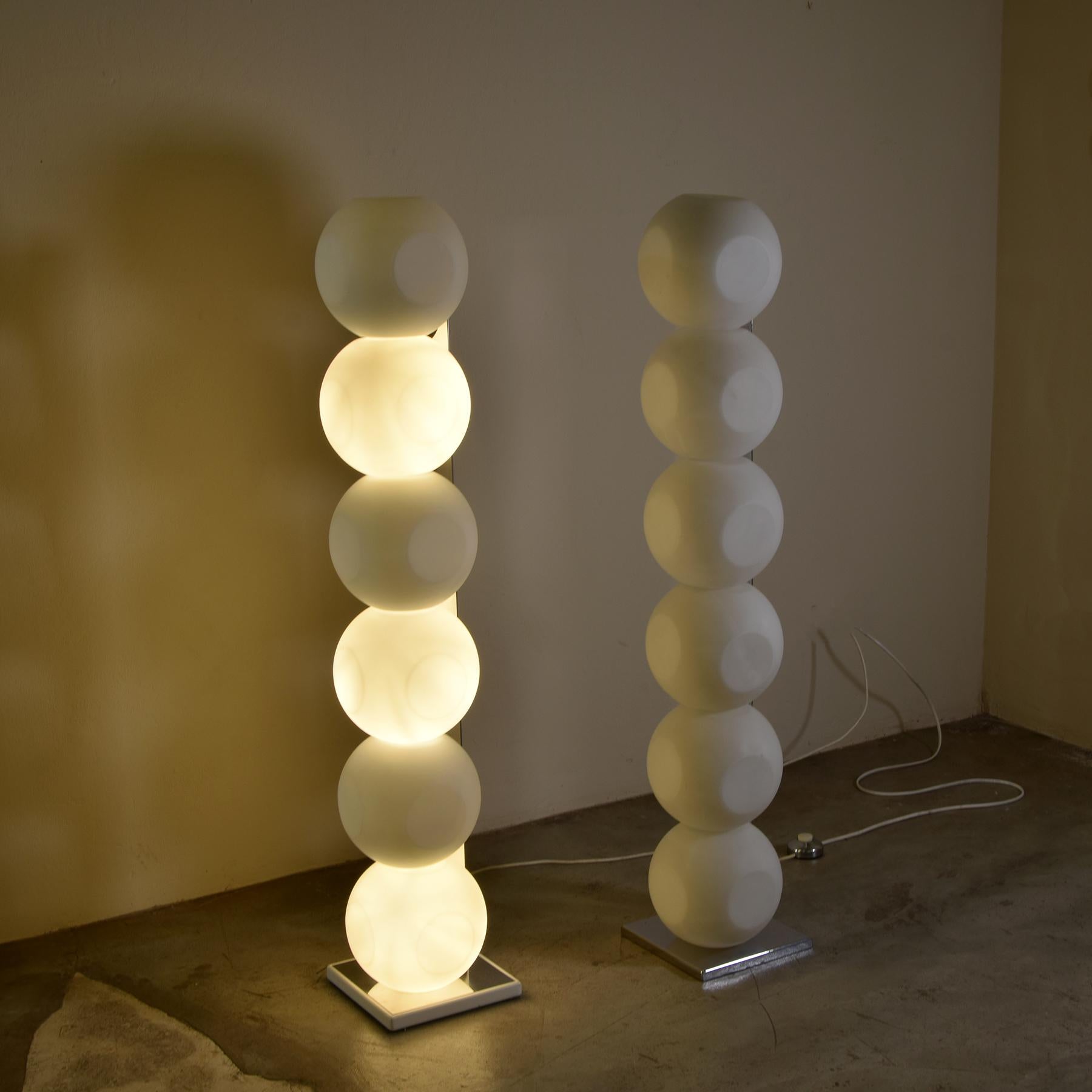 Acier Ensemble de deux lampadaires italiens space age par Luci mod. 440 en vente