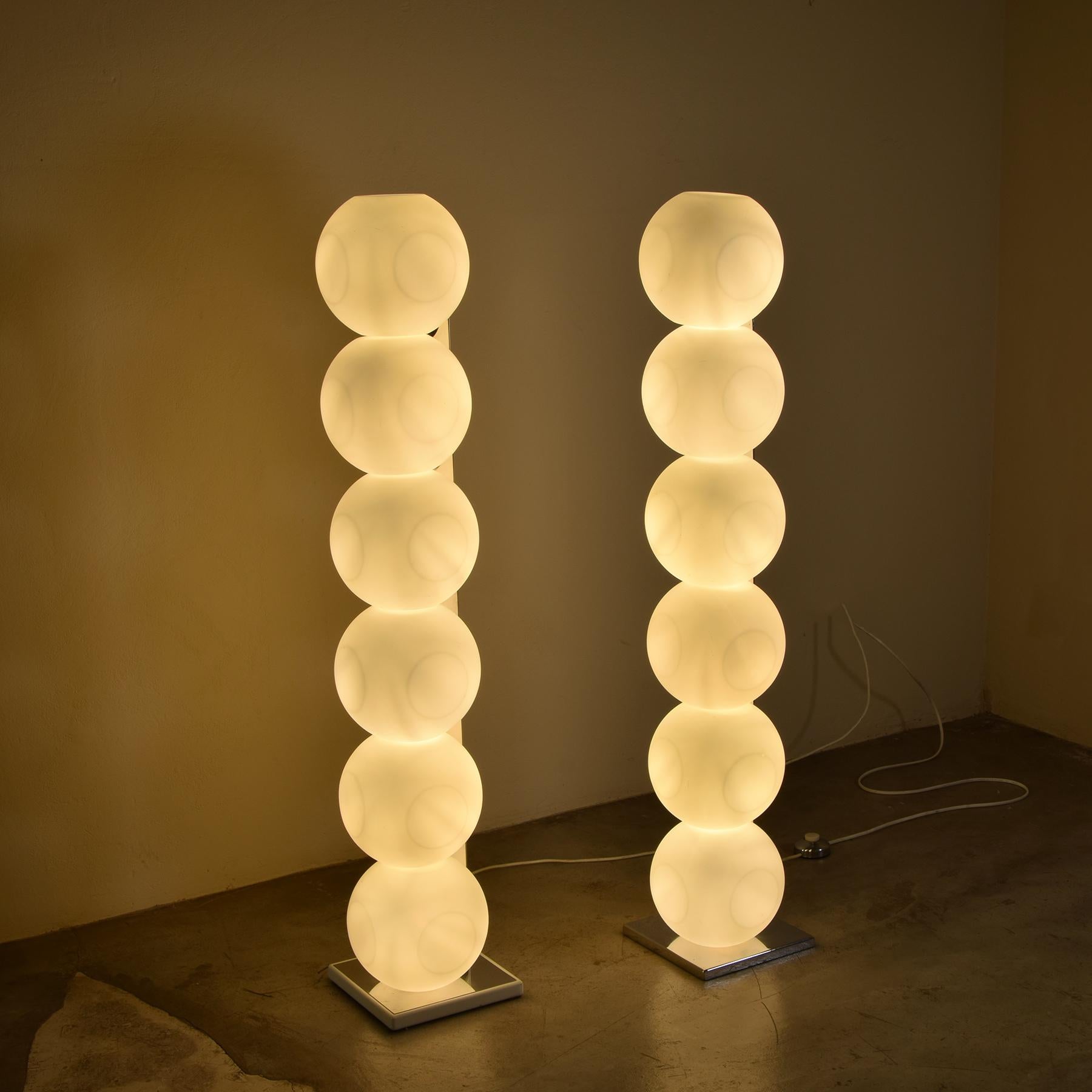 Ensemble de deux lampadaires italiens space age par Luci mod. 440 en vente 2