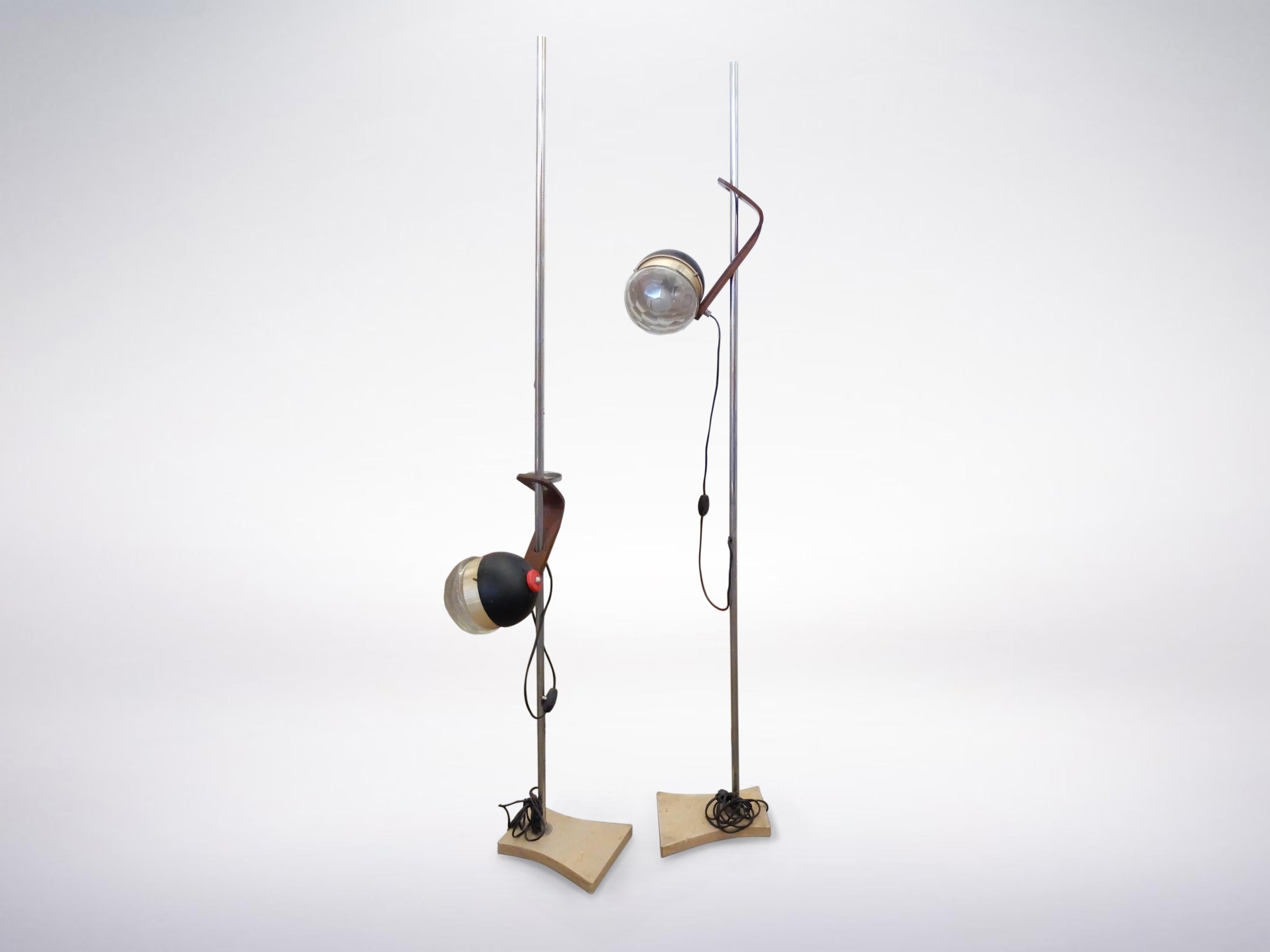 Chrome Ensemble de deux lampadaires italiens de style mi-siècle moderne, datant d'environ 1950 en vente