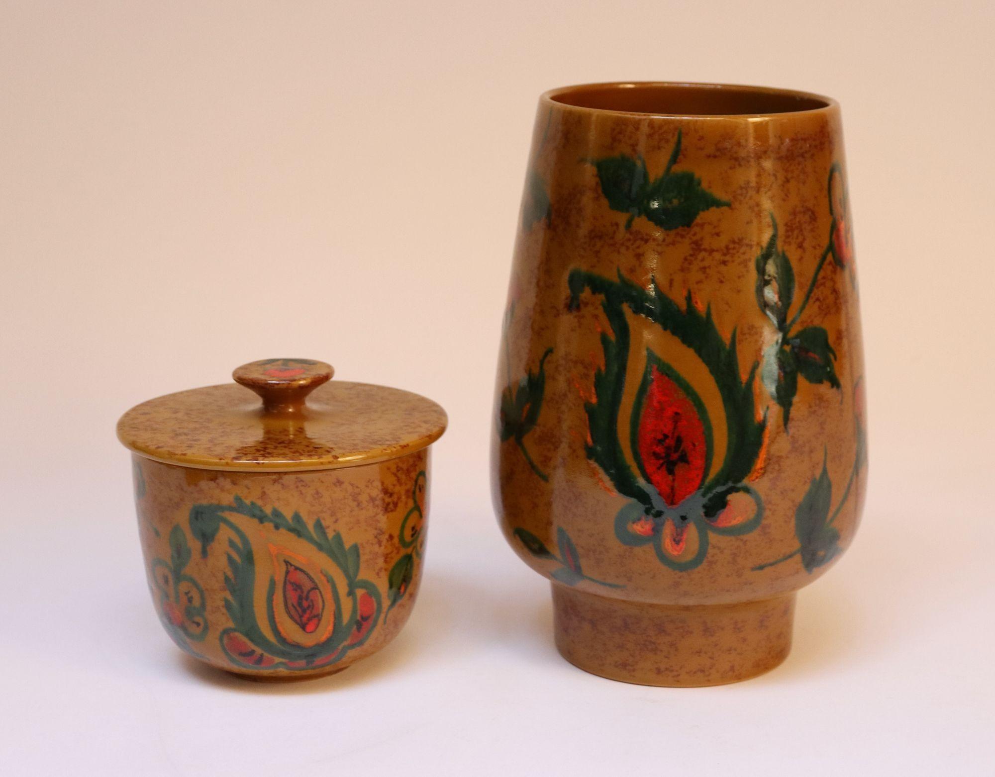 Set of two (one large, one small) vases in attractive ochre glaze with brown mottling and red and green paisley/floral decoration (ca. 1950s, Italy).
Only the jar/shorter vase was designed with the lid, though it fits both pieces and can be used