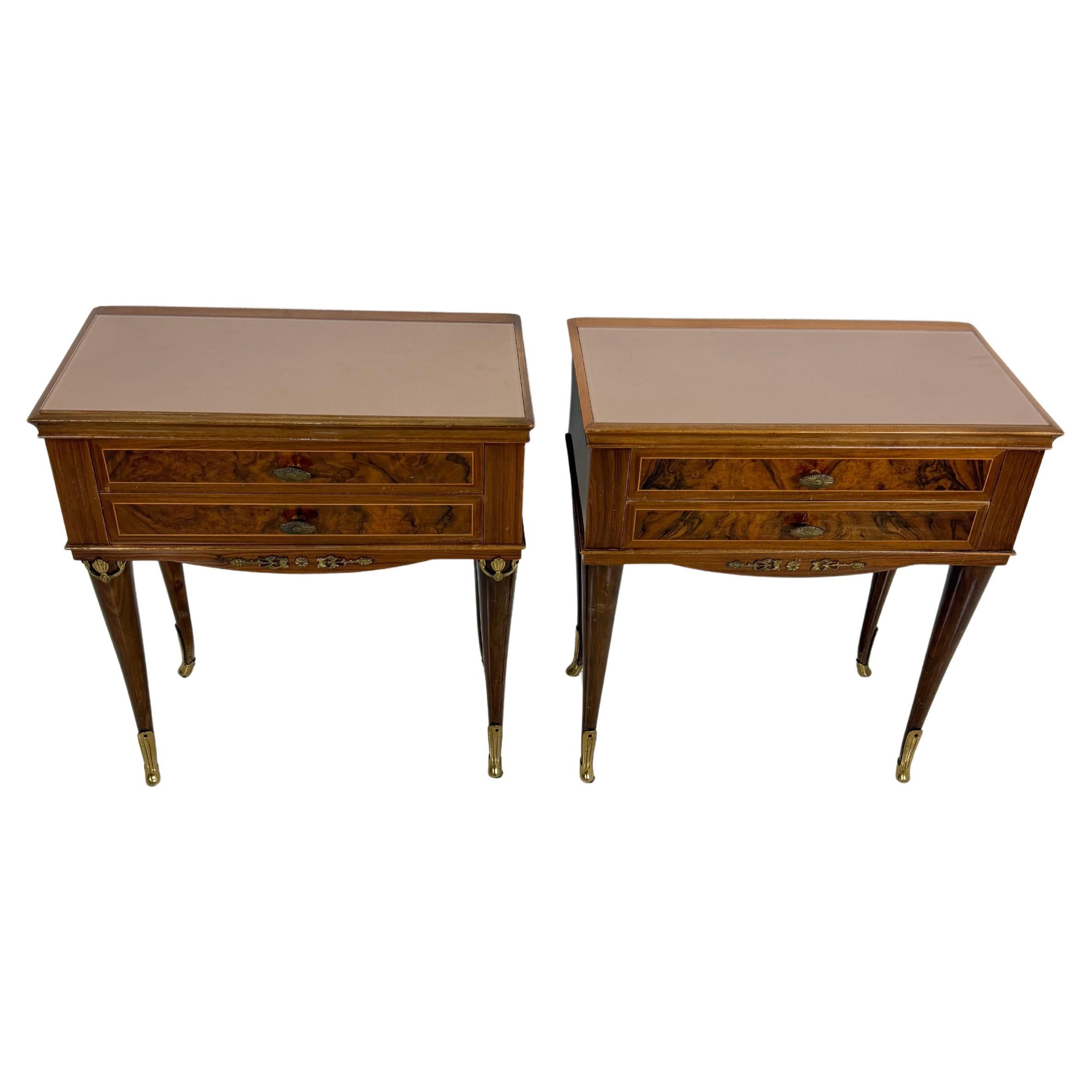 Ensemble de deux tables de nuit italiennes avec plateaux en verre rose et pieds en laiton, années 1950 en vente