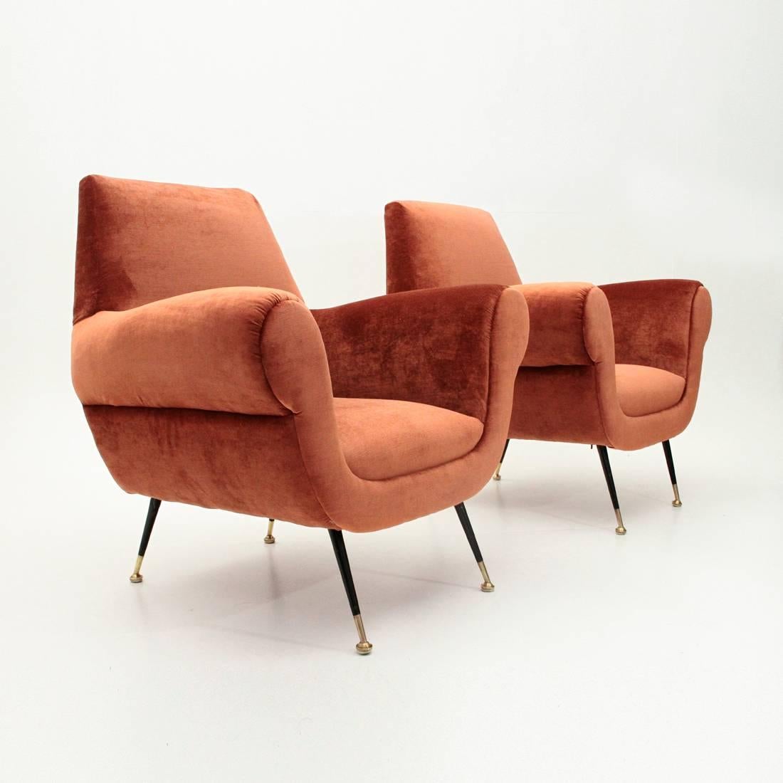 Pair of armchairs produced by Minotti based on a design by Gigi Radice.
Padded wooden structure lined with new pink velvet fabric.
Legs in black painted metal with brass terminal.
Excellent general conditions.

Dimensions: Width 85 cm, depth 72