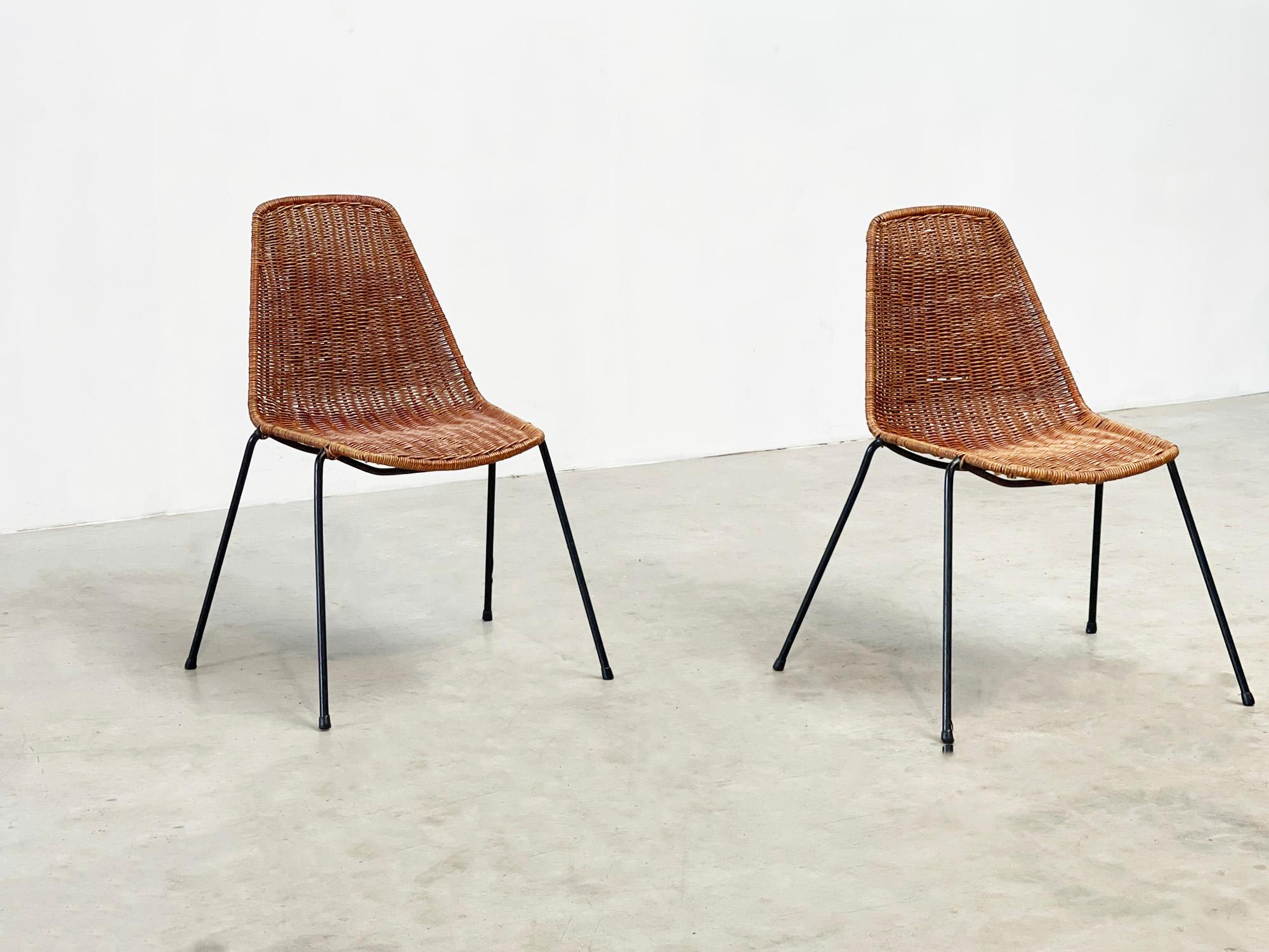 Set of two rattan easy chairs
Set of 2 rattan chairs. The chairs were probably made in the 60s in france. They are very similar to rattan chairs by Italian designer Gian Franco Legler and Dutch designer Dirk Van Sliedregt. Only these are slightly