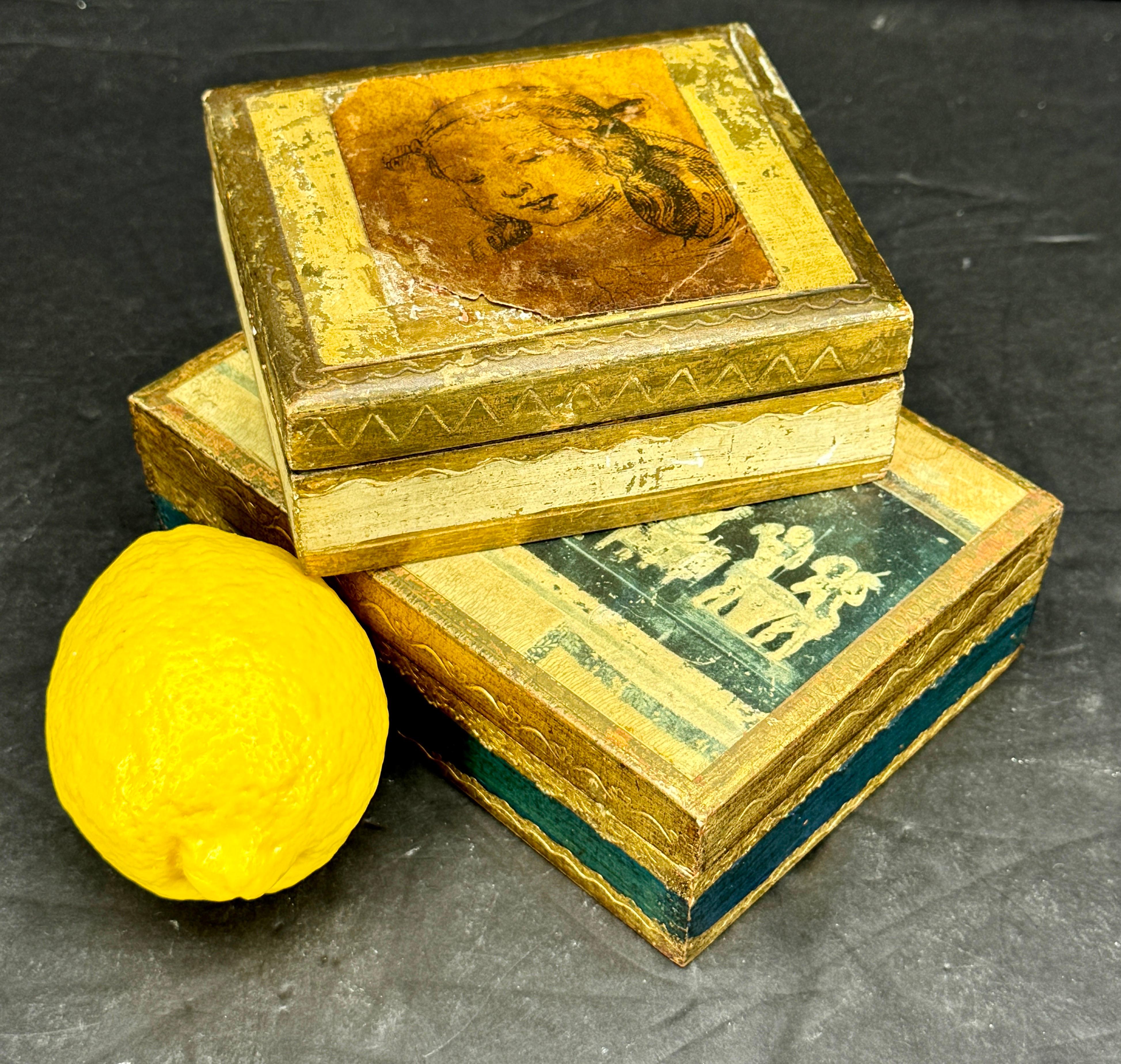 Juego de 2 encantadoras cajas artesanales florentinas italianas de mediados de siglo. Estas cajas de madera dorada pueden utilizarse tanto para guardar tus joyas favoritas como para colocarlas solas en una mesa de centro a modo de decoración. Gran