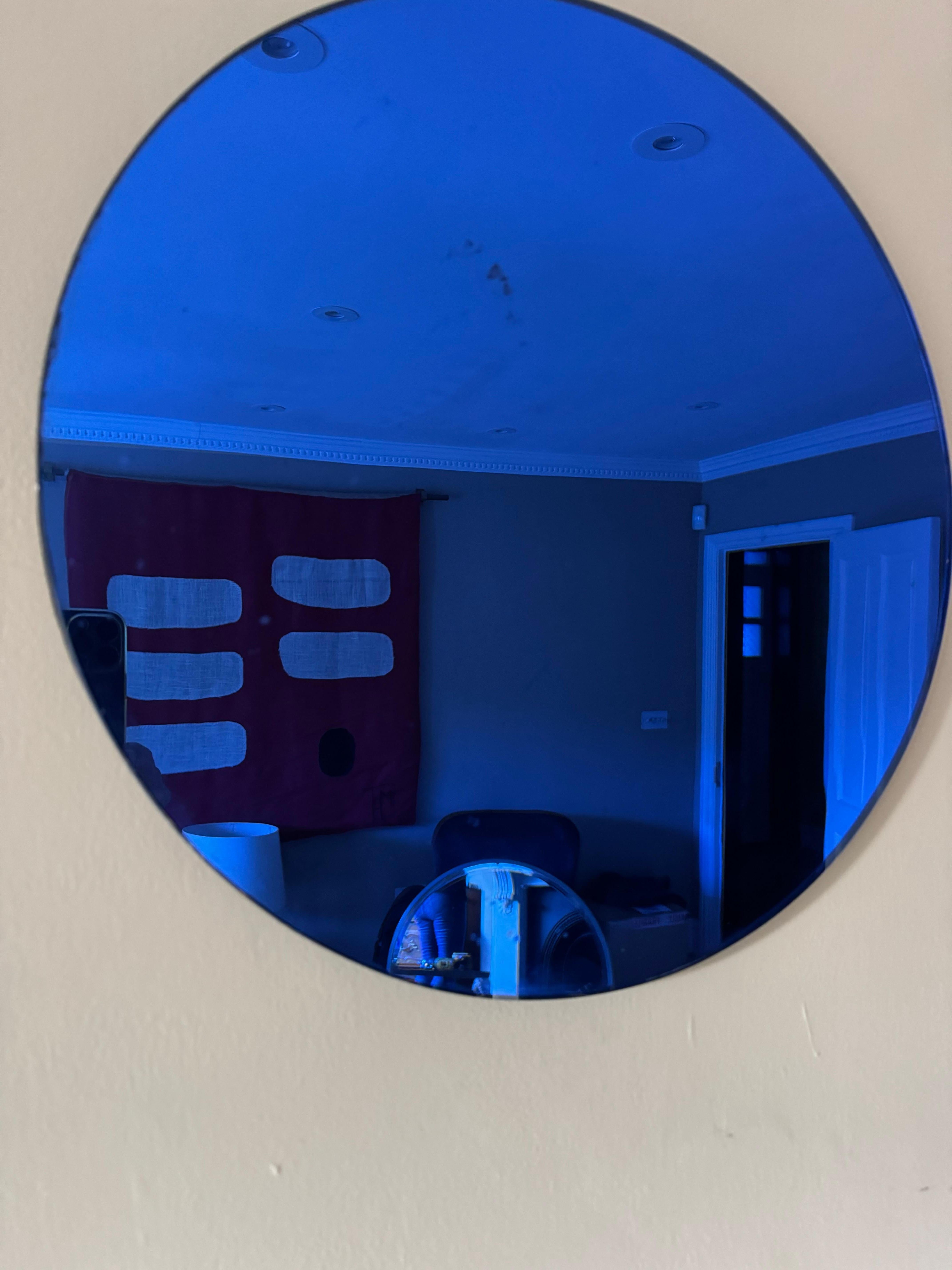 20ième siècle Ensemble de deux miroirs ronds italiens en verre bleu. C.C.1950. en vente