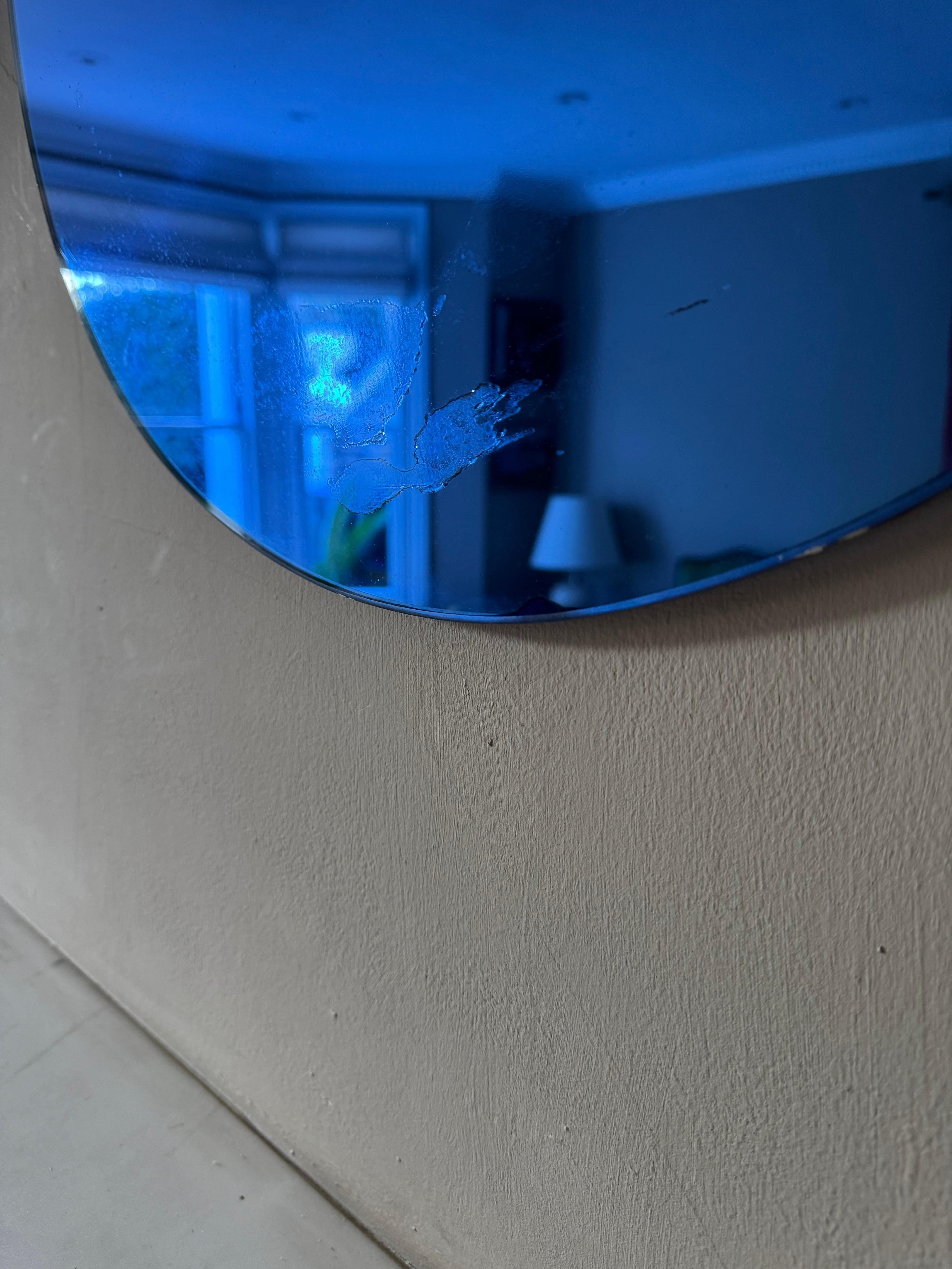 Verre mercuré Ensemble de deux miroirs ronds italiens en verre bleu. C.C.1950. en vente