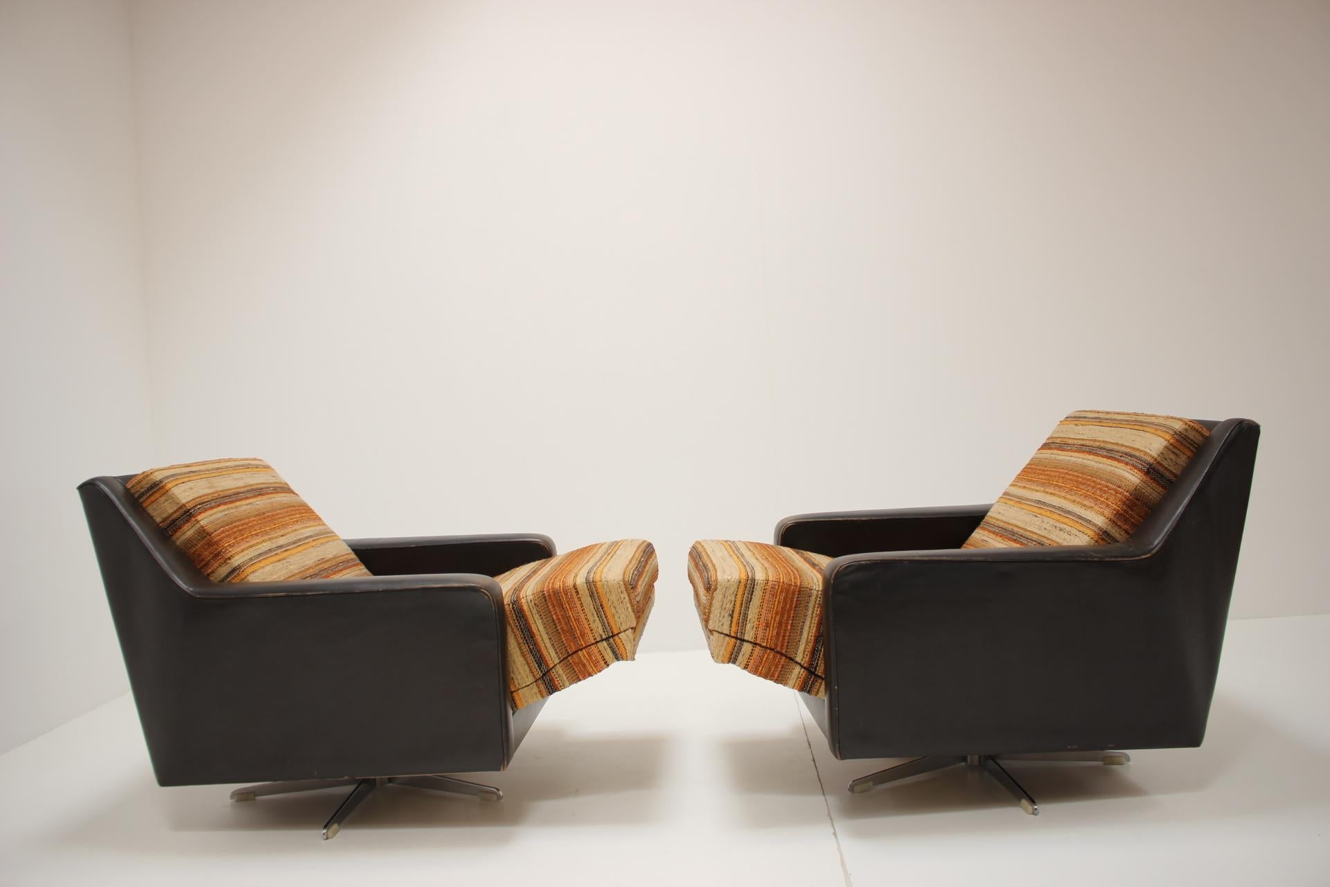 Set of Two Italian Swivel Chairs, 1970s 6