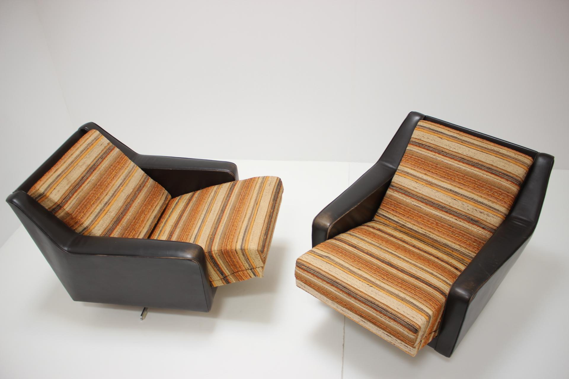 Set of Two Italian Swivel Chairs, 1970s 7
