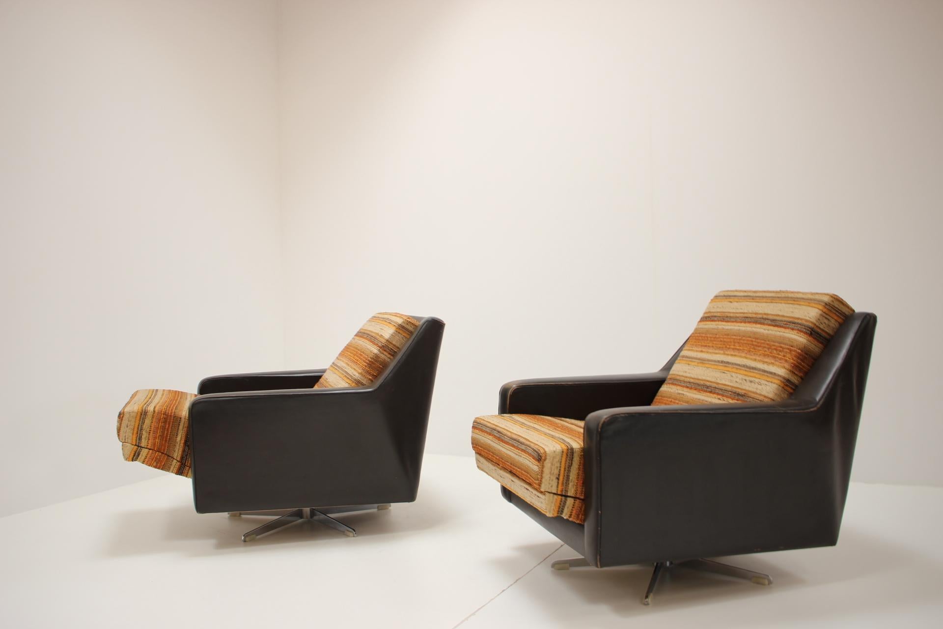 Set of Two Italian Swivel Chairs, 1970s 8