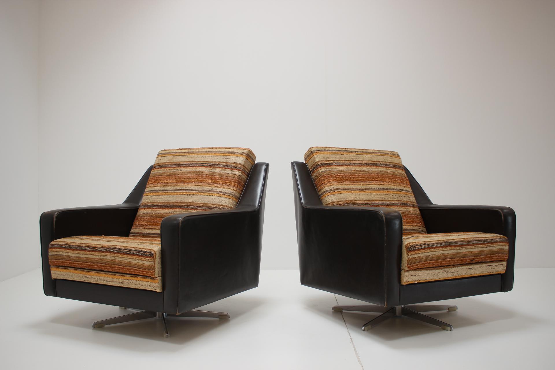 Mid-Century Modern Set of Two Italian Swivel Chairs, 1970s