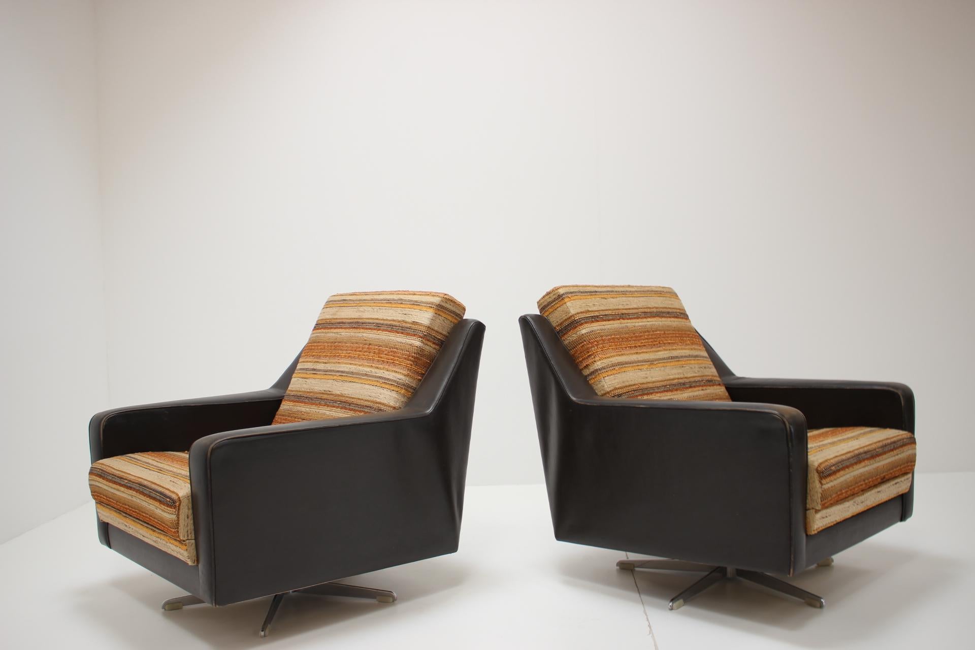 Set of Two Italian Swivel Chairs, 1970s In Good Condition In Praha, CZ