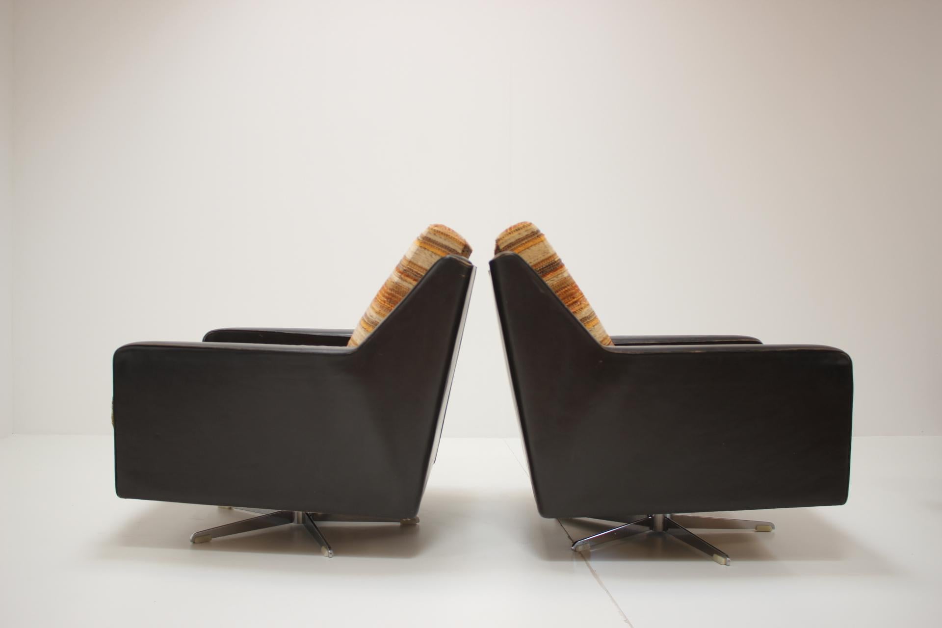 Late 20th Century Set of Two Italian Swivel Chairs, 1970s