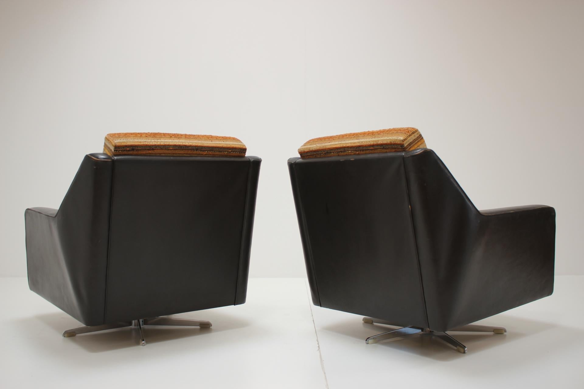 Leather Set of Two Italian Swivel Chairs, 1970s