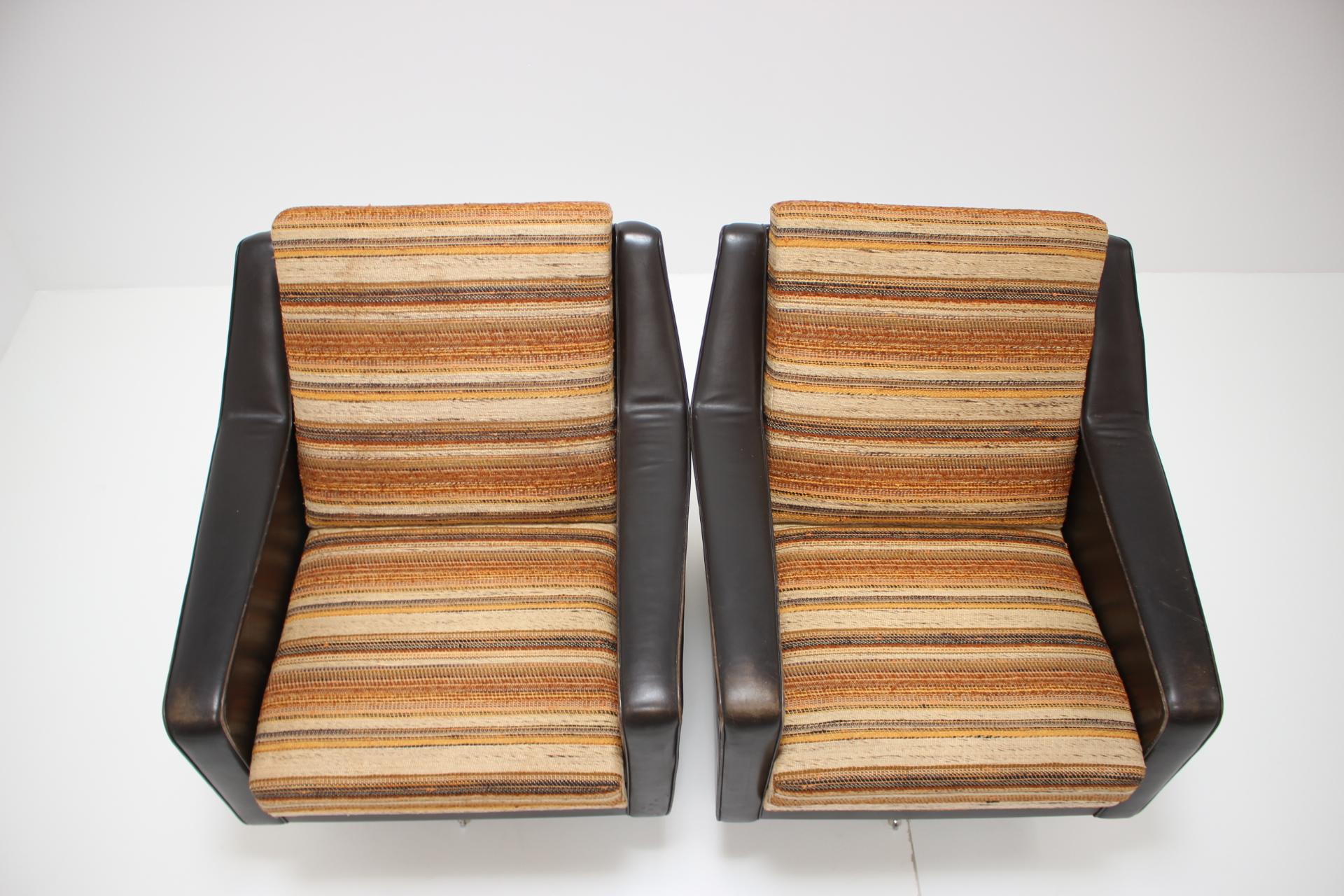 Set of Two Italian Swivel Chairs, 1970s 2