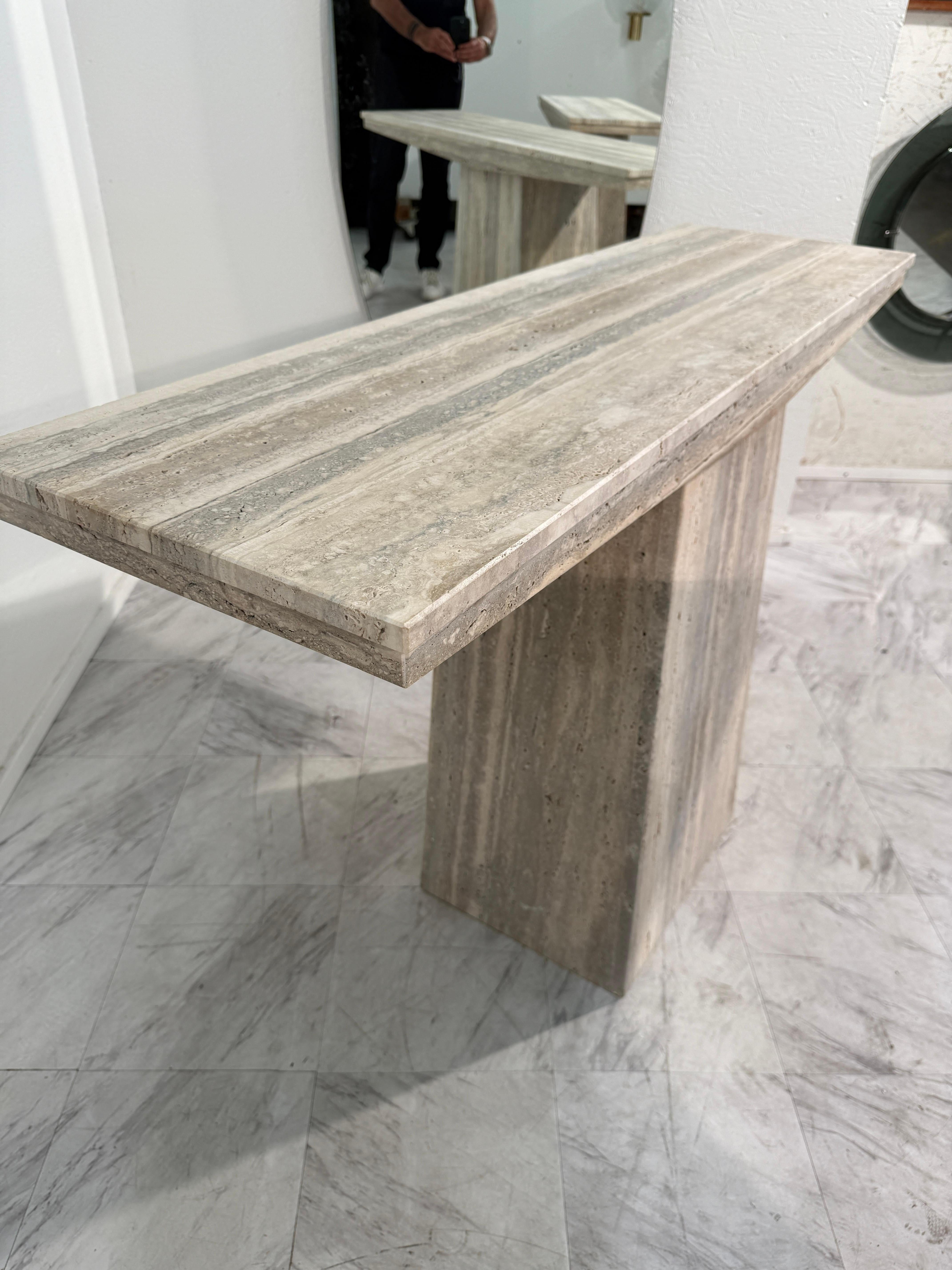Ensemble de deux tables console italiennes en travertin, 1970 en vente 4