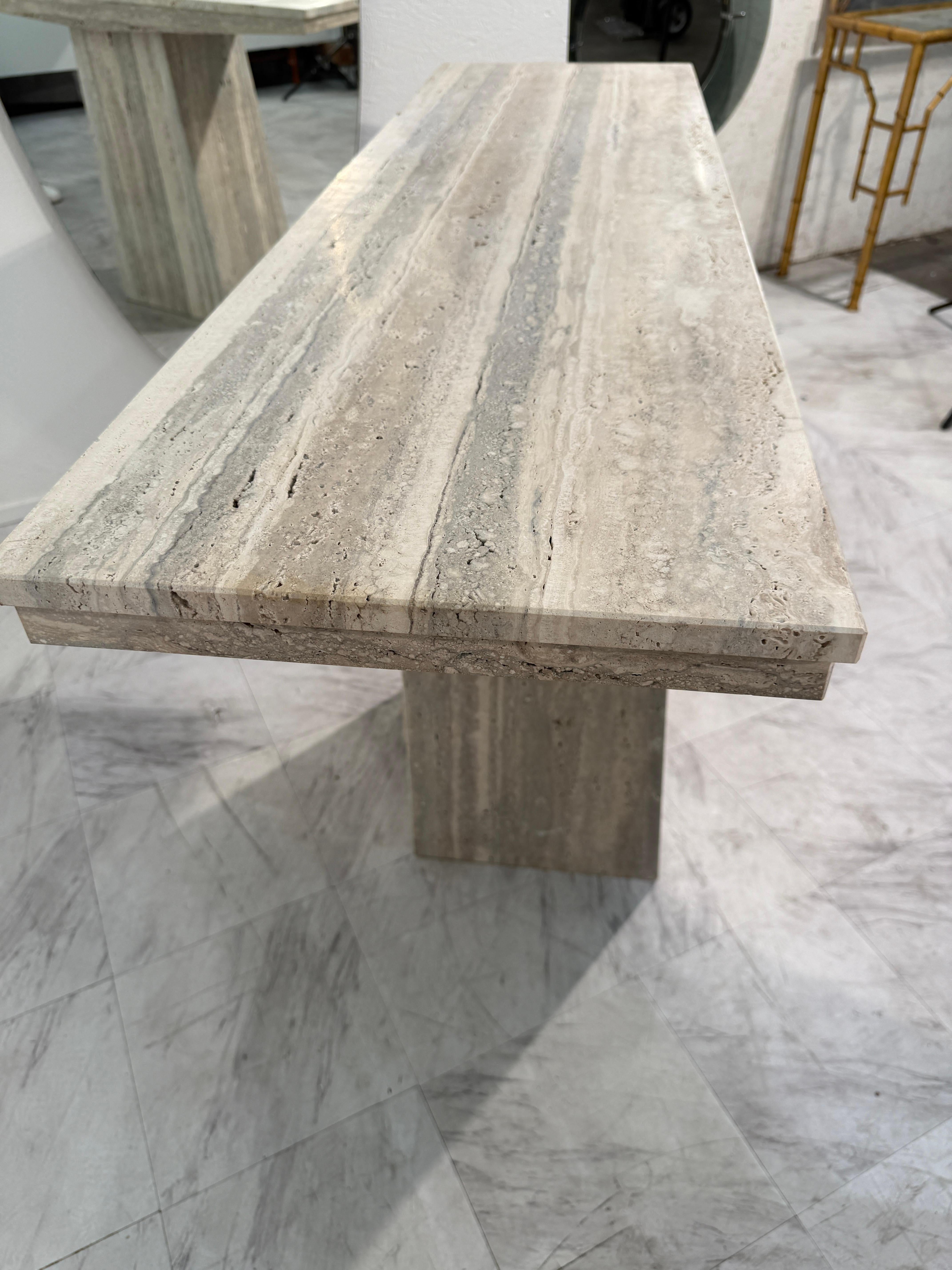 Ensemble de deux tables console italiennes en travertin, 1970 en vente 5