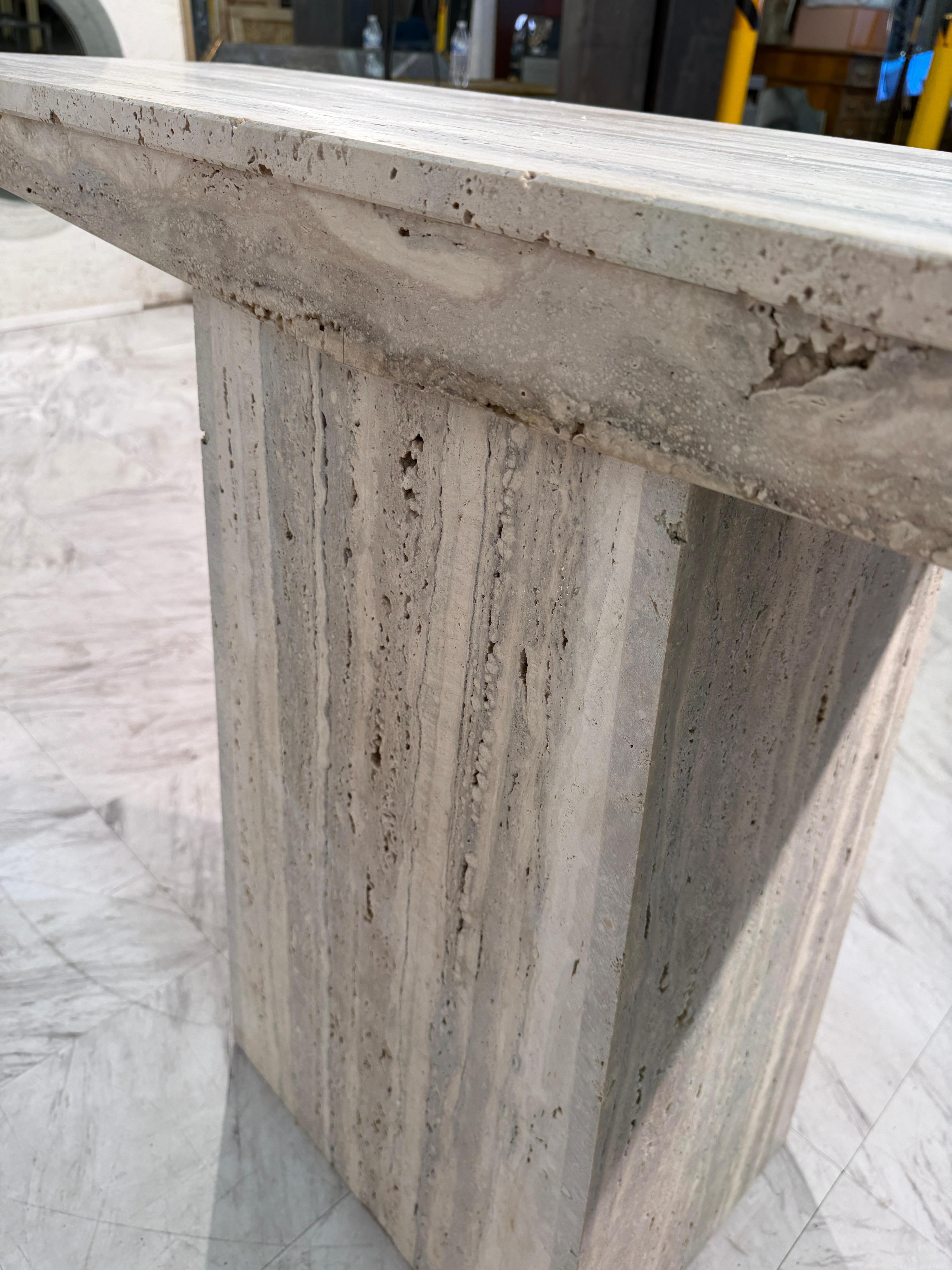 Ensemble de deux tables console italiennes en travertin, 1970 en vente 6