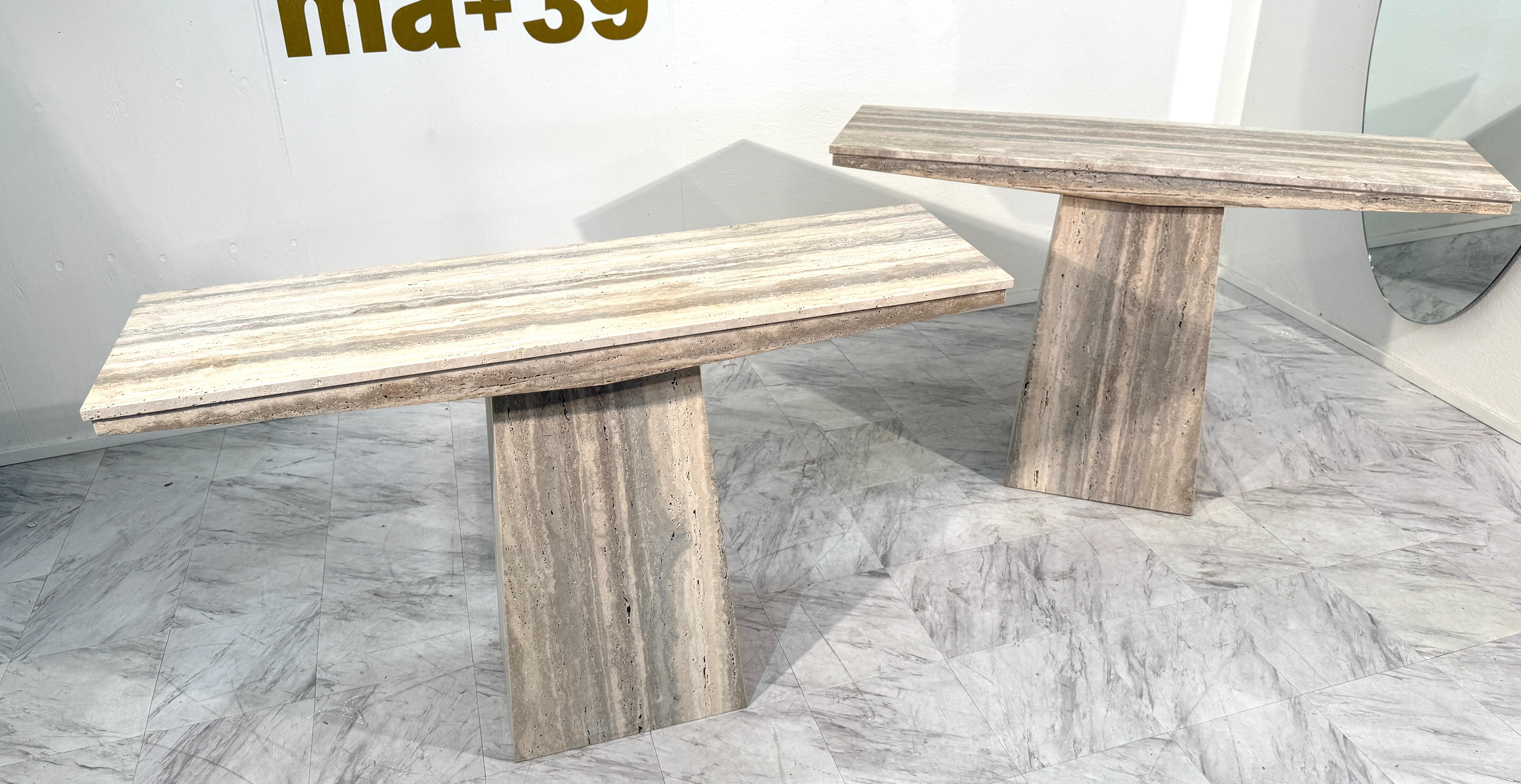 Moderne Ensemble de deux tables console italiennes en travertin, 1970 en vente