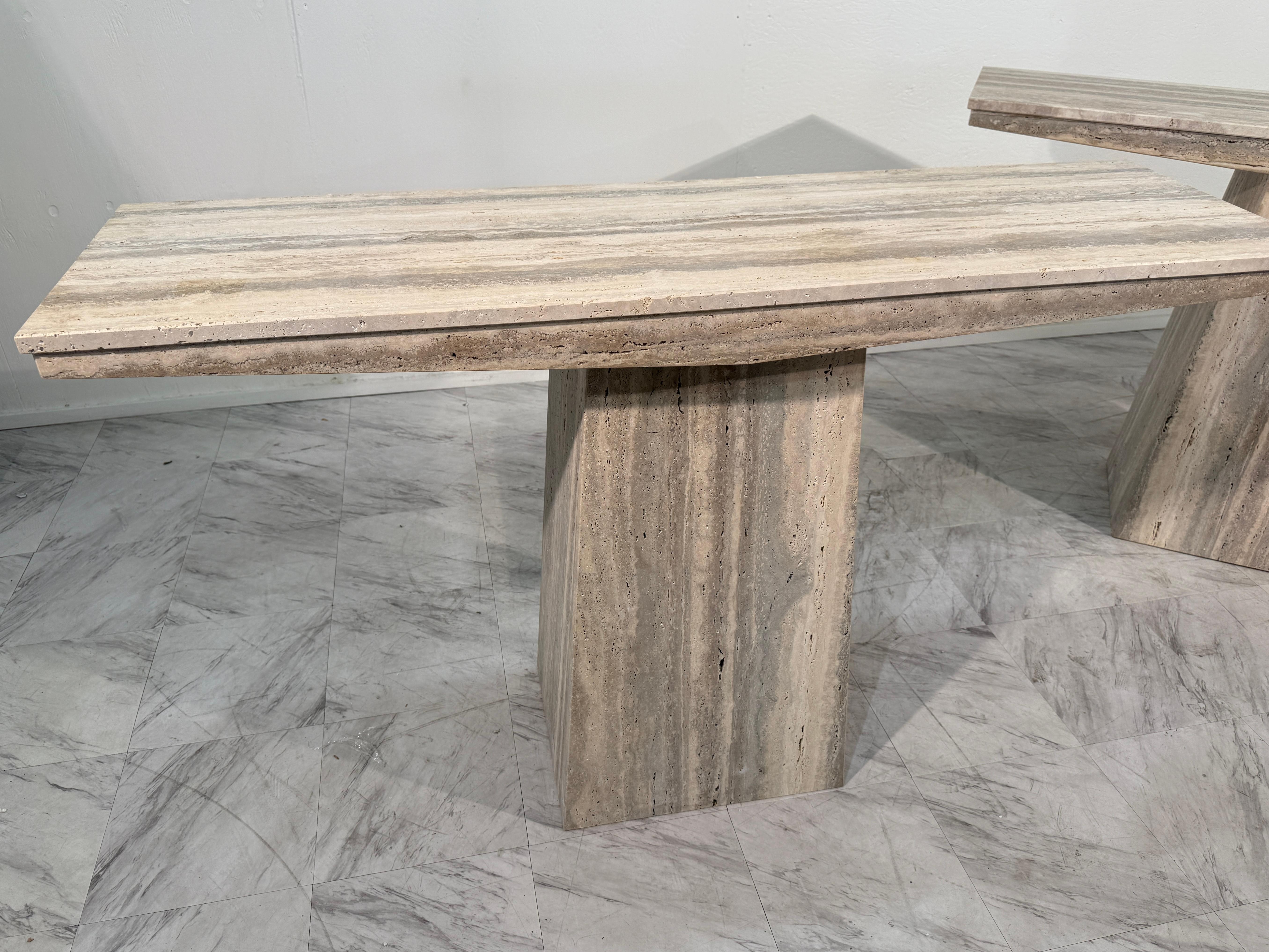 Ensemble de deux tables console italiennes en travertin, 1970 Bon état - En vente à Los Angeles, CA