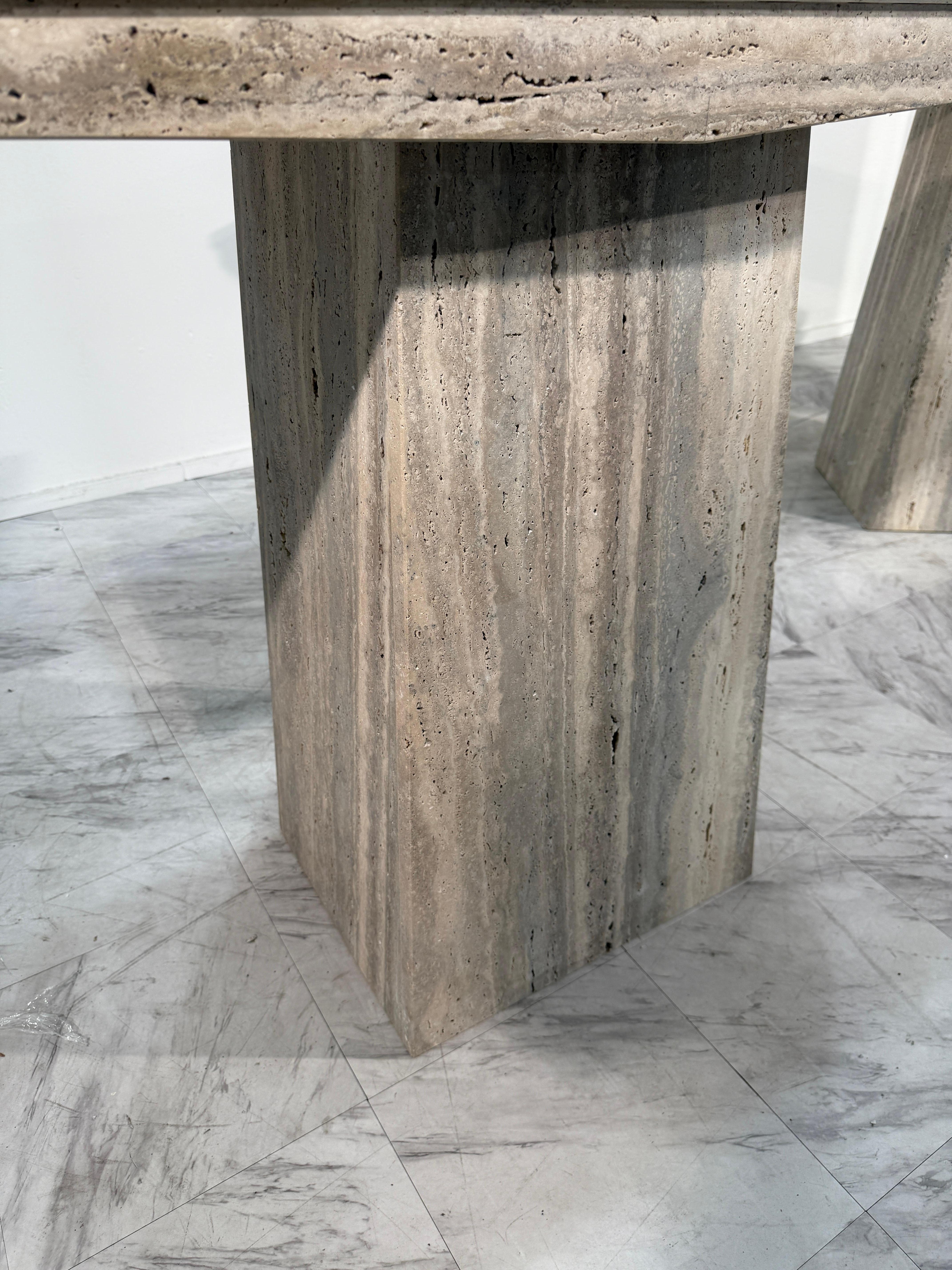 Travertin Ensemble de deux tables console italiennes en travertin, 1970 en vente