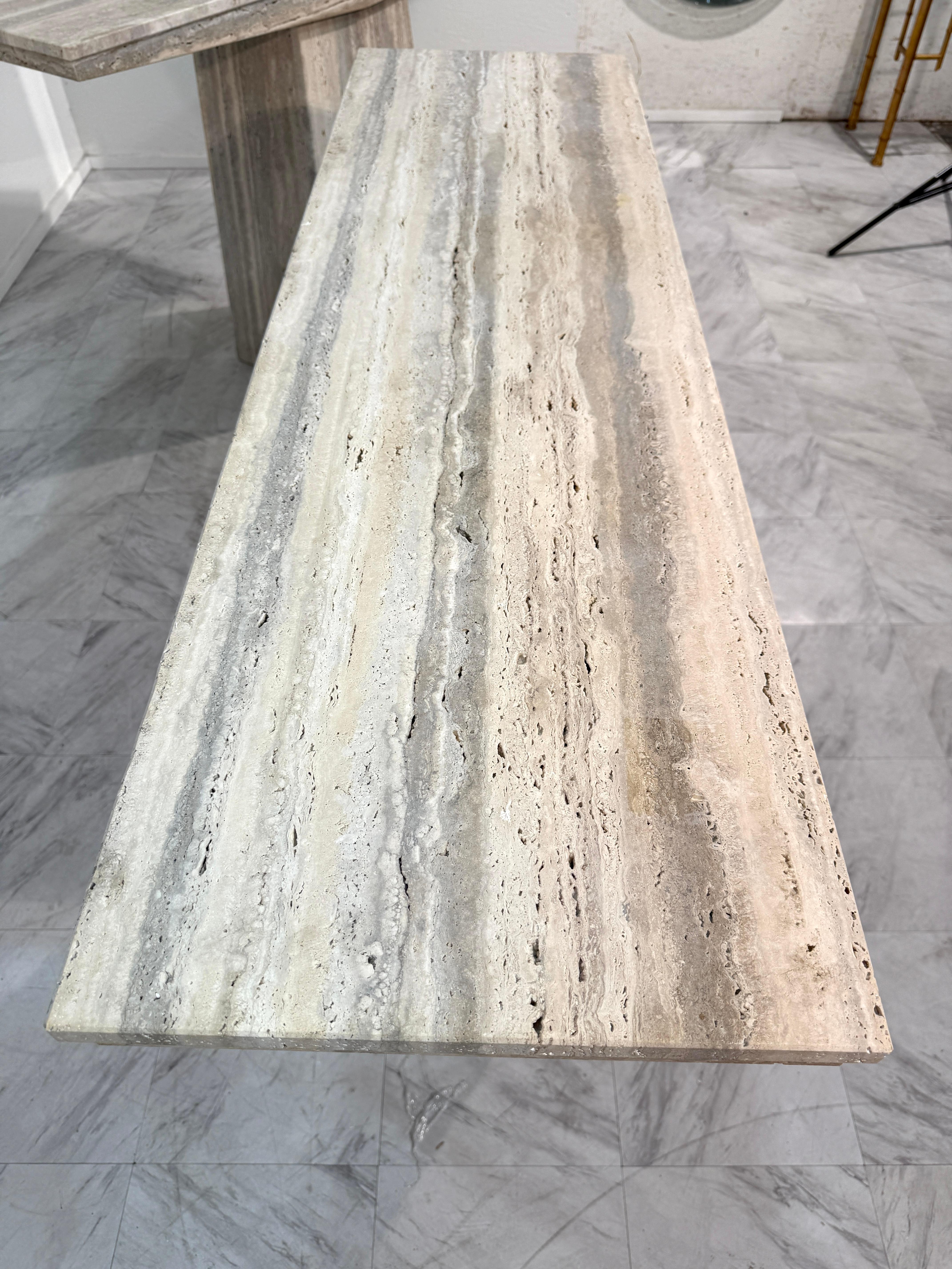 Ensemble de deux tables console italiennes en travertin, 1970 en vente 1