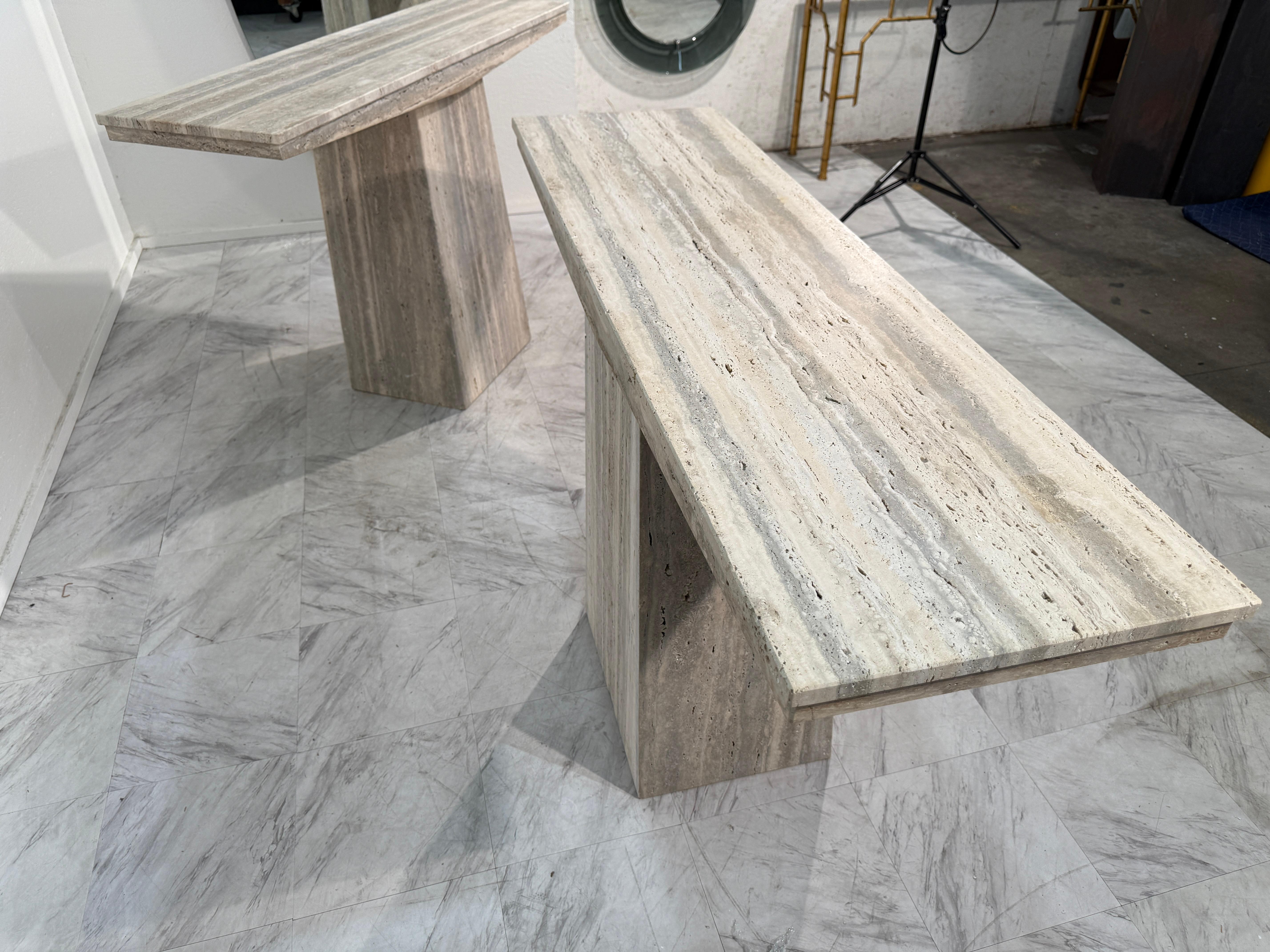 Ensemble de deux tables console italiennes en travertin, 1970 en vente 3