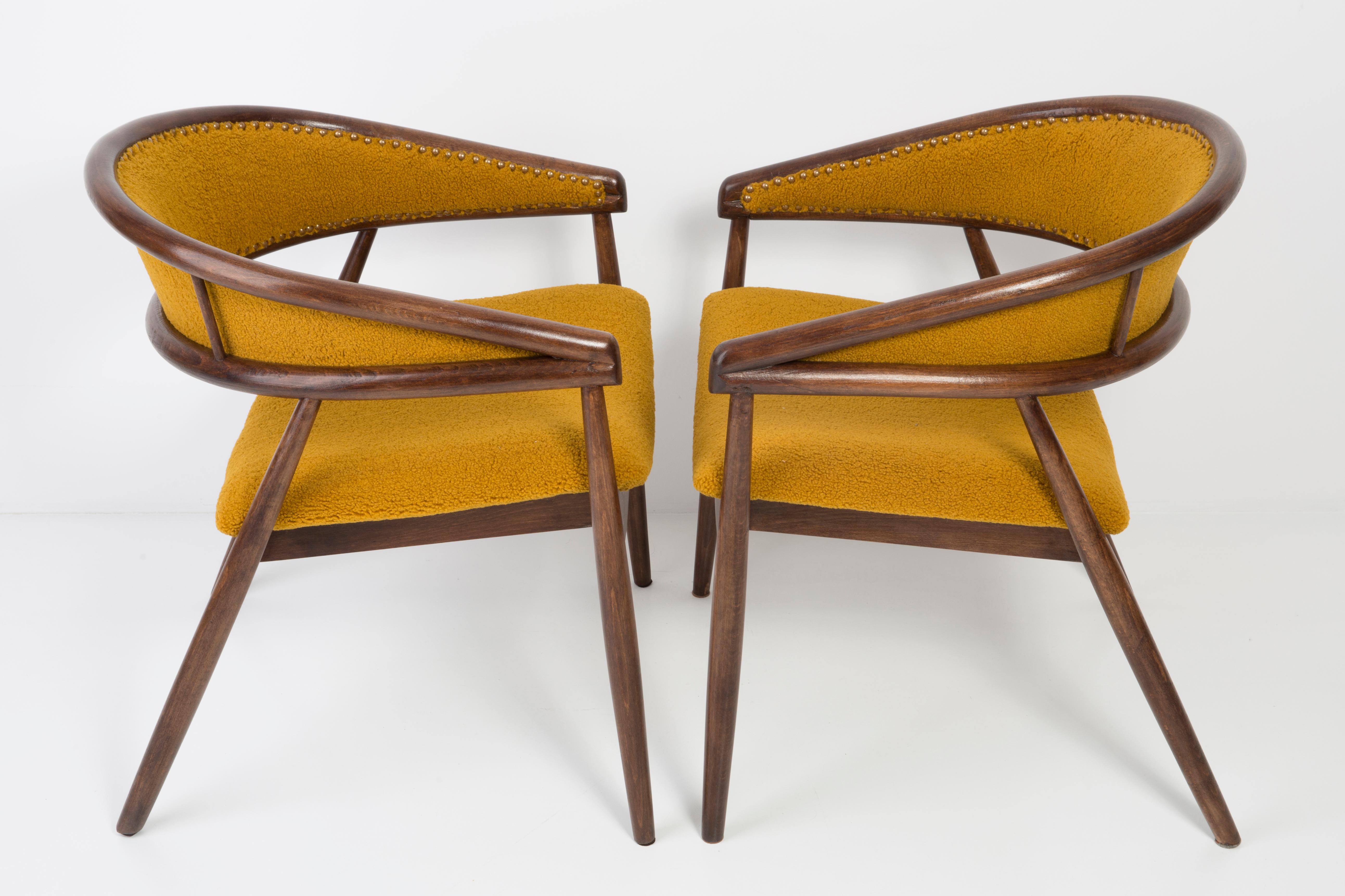 Polonais Ensemble de deux fauteuils en hêtre courbé James Mont, jaune ocre bouclée, années 1960 en vente