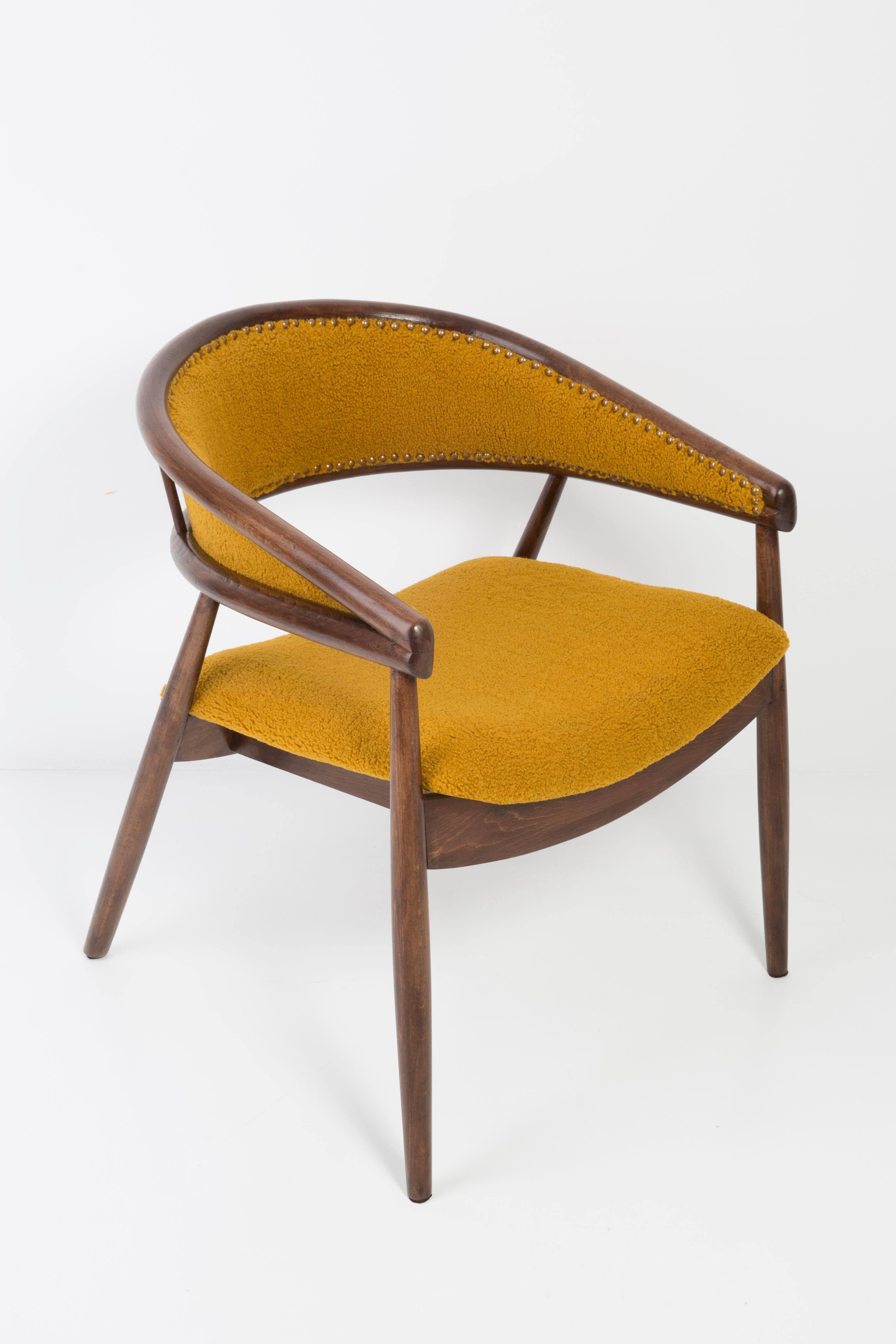 Fait main Ensemble de deux fauteuils en hêtre courbé James Mont, jaune ocre bouclée, années 1960 en vente