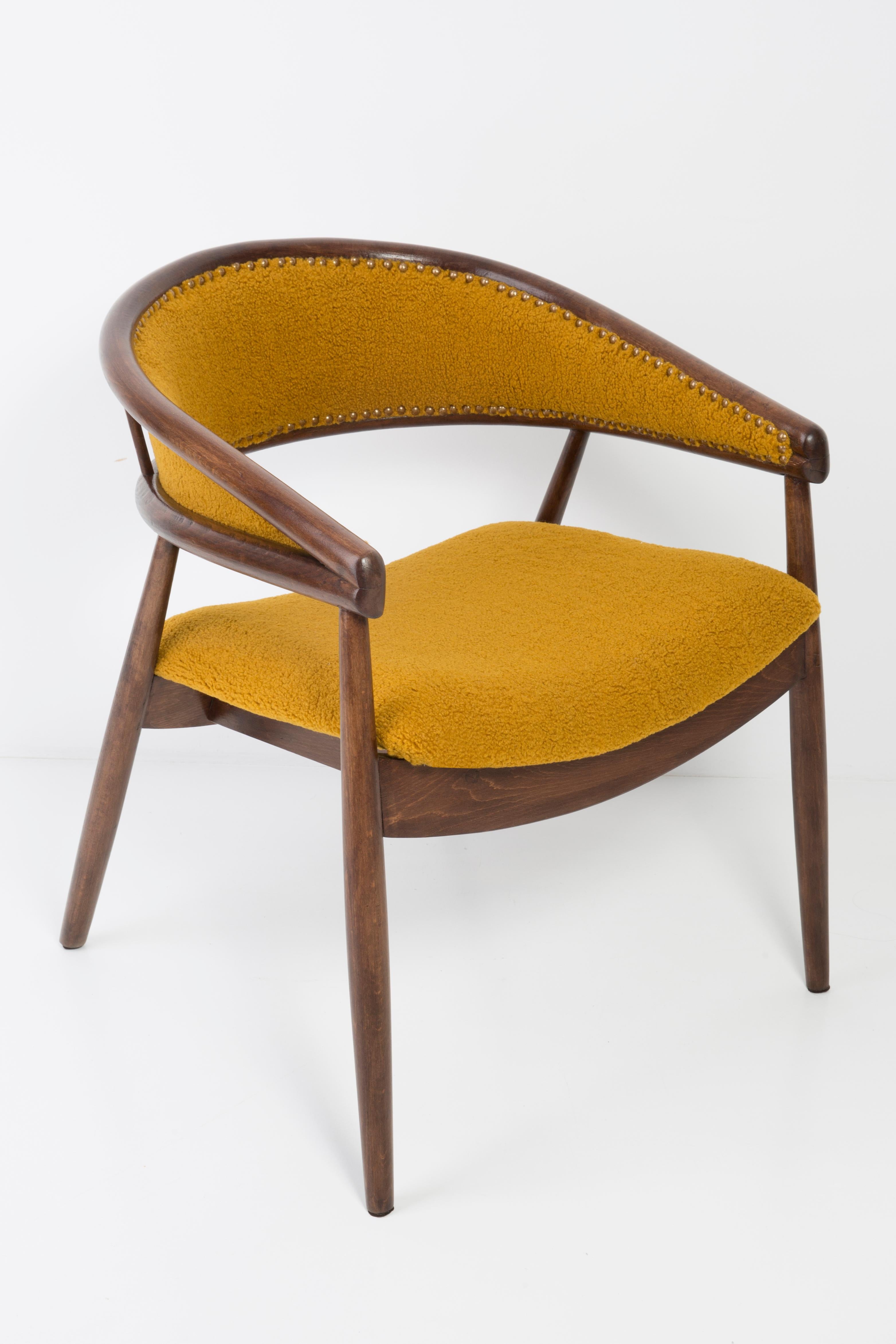 20ième siècle Ensemble de deux fauteuils en hêtre courbé James Mont, jaune ocre bouclée, années 1960 en vente